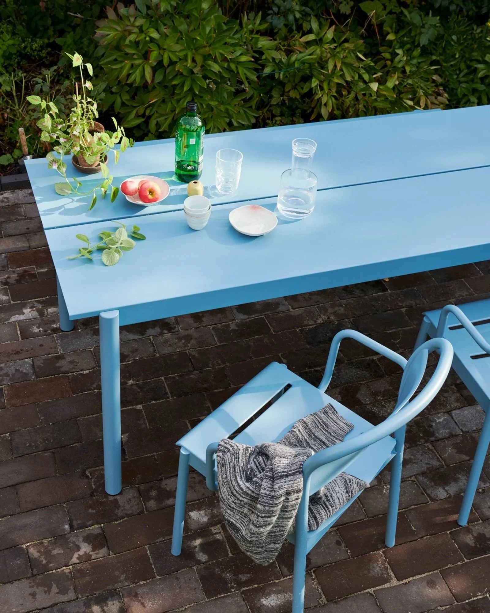 Linear steel table -pöytä 140 x 75 cm, Pale blue Muuto