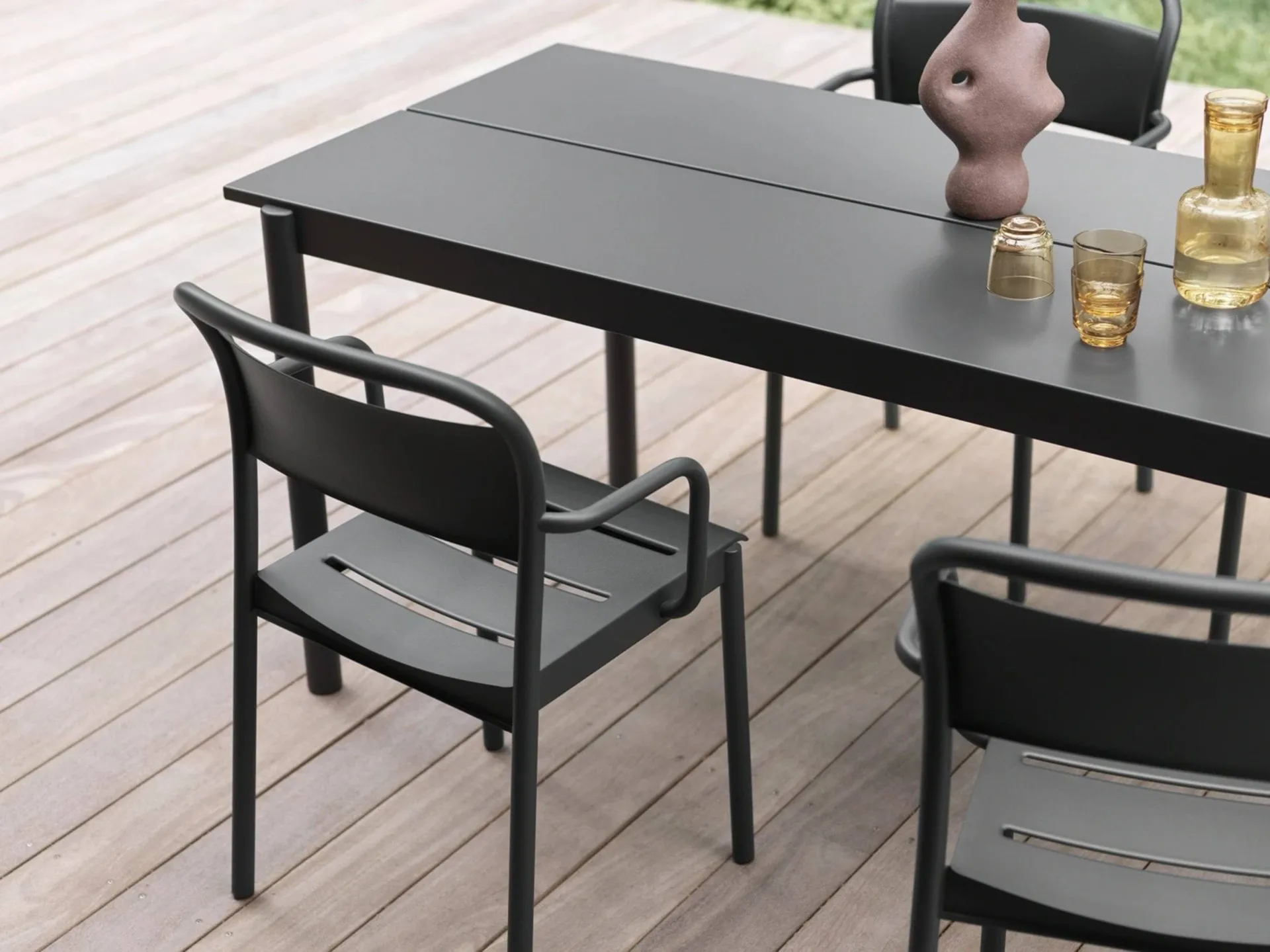 Linear steel table pöytä 220 x 90 cm, Black (RAL 7021) Muuto