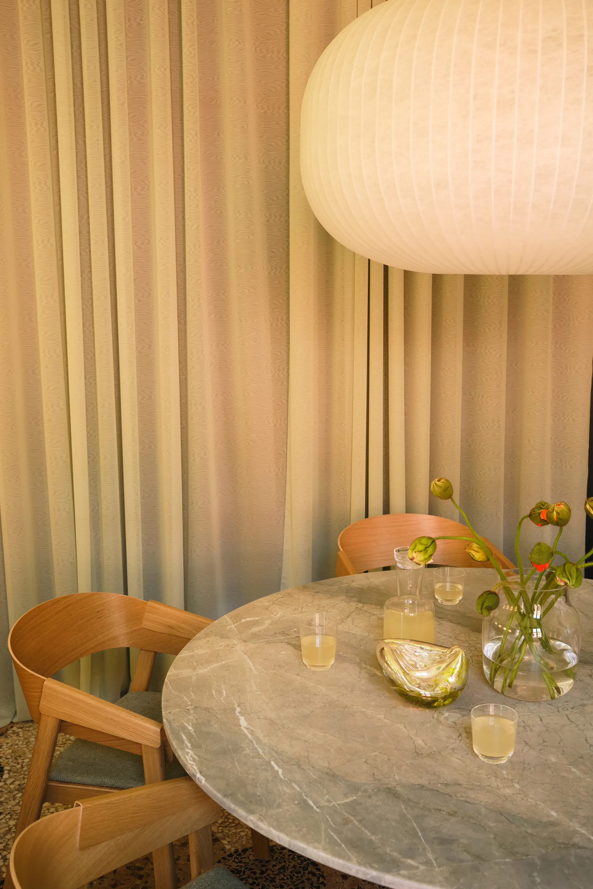 Midst pilaripöytä, Grey marble-grey, Ø140 cm Muuto