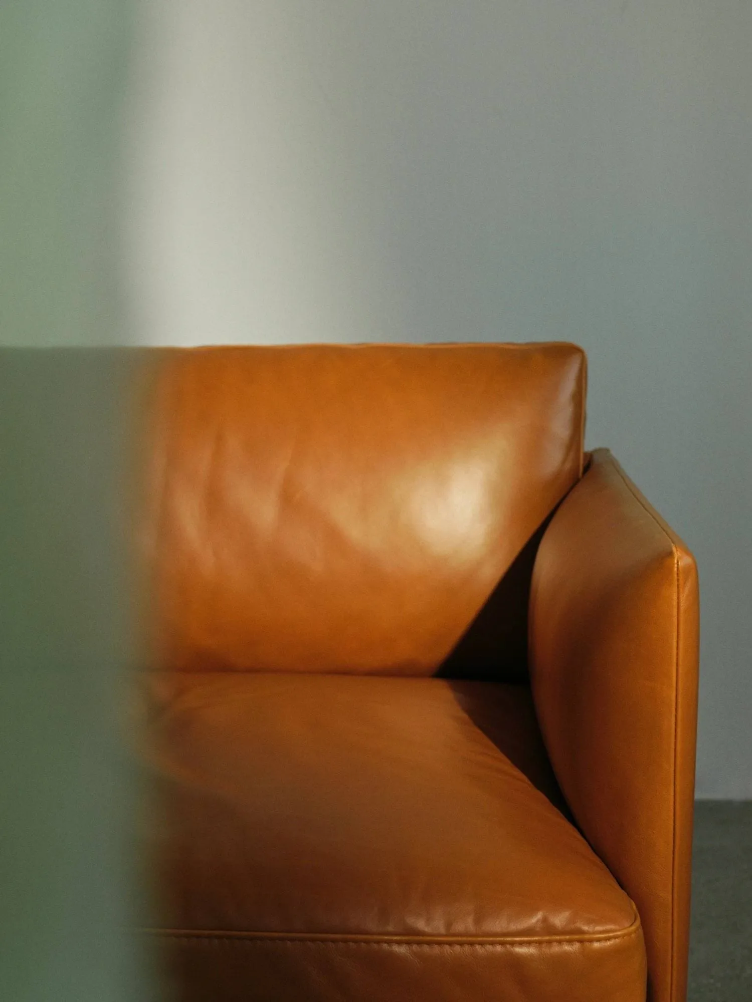 Outline 3:n istuttava nahkasohva, ruskeaa nahkaa Muuto