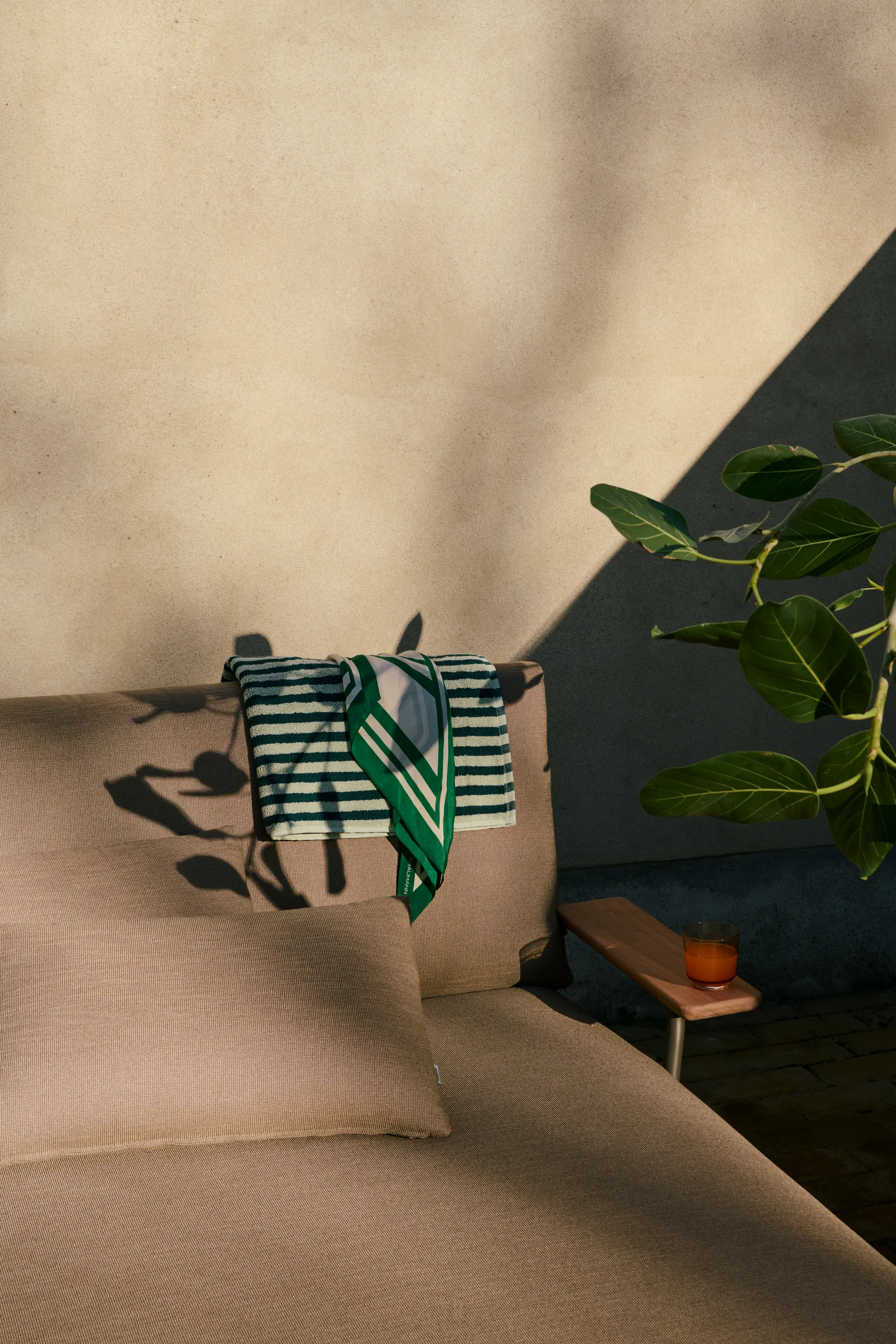 Settle leposänky, Ribbed Weave 5-taupe, käsinojilla Muuto