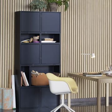 Stacked 2.0 hyllyjärjestelmä taustalevyllä, large - Keskiyönsininen - Muuto