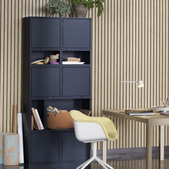 Stacked 2.0 hyllyjärjestelmä taustalevyllä, large, Keskiyönsininen Muuto