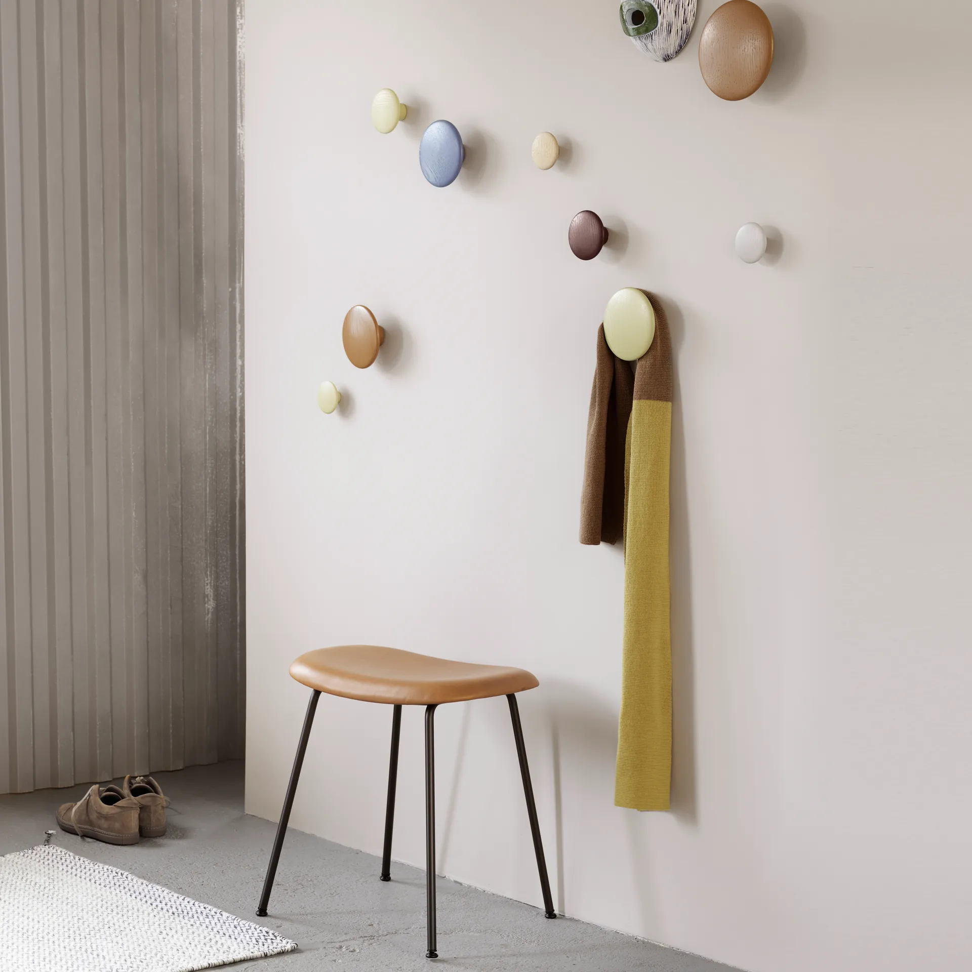 The Dots vaatekoukku beige-vihreä, iso Muuto