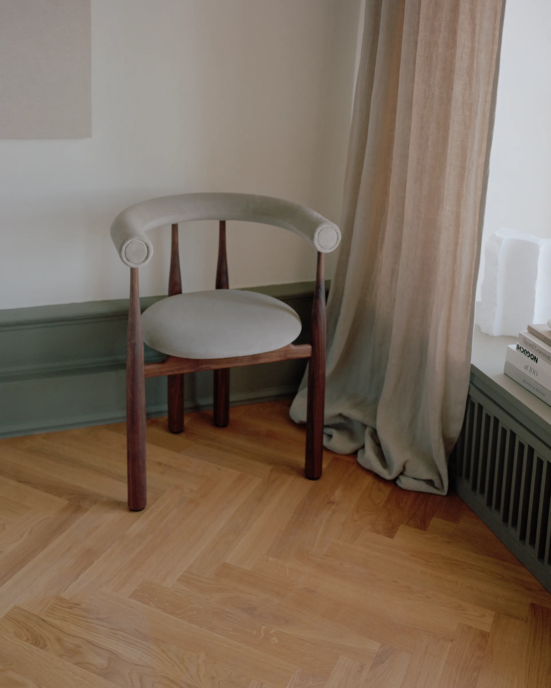 Bukowski käsinojatuoli verhoiltu, Pähkinä, Megan 26 Beige New Works