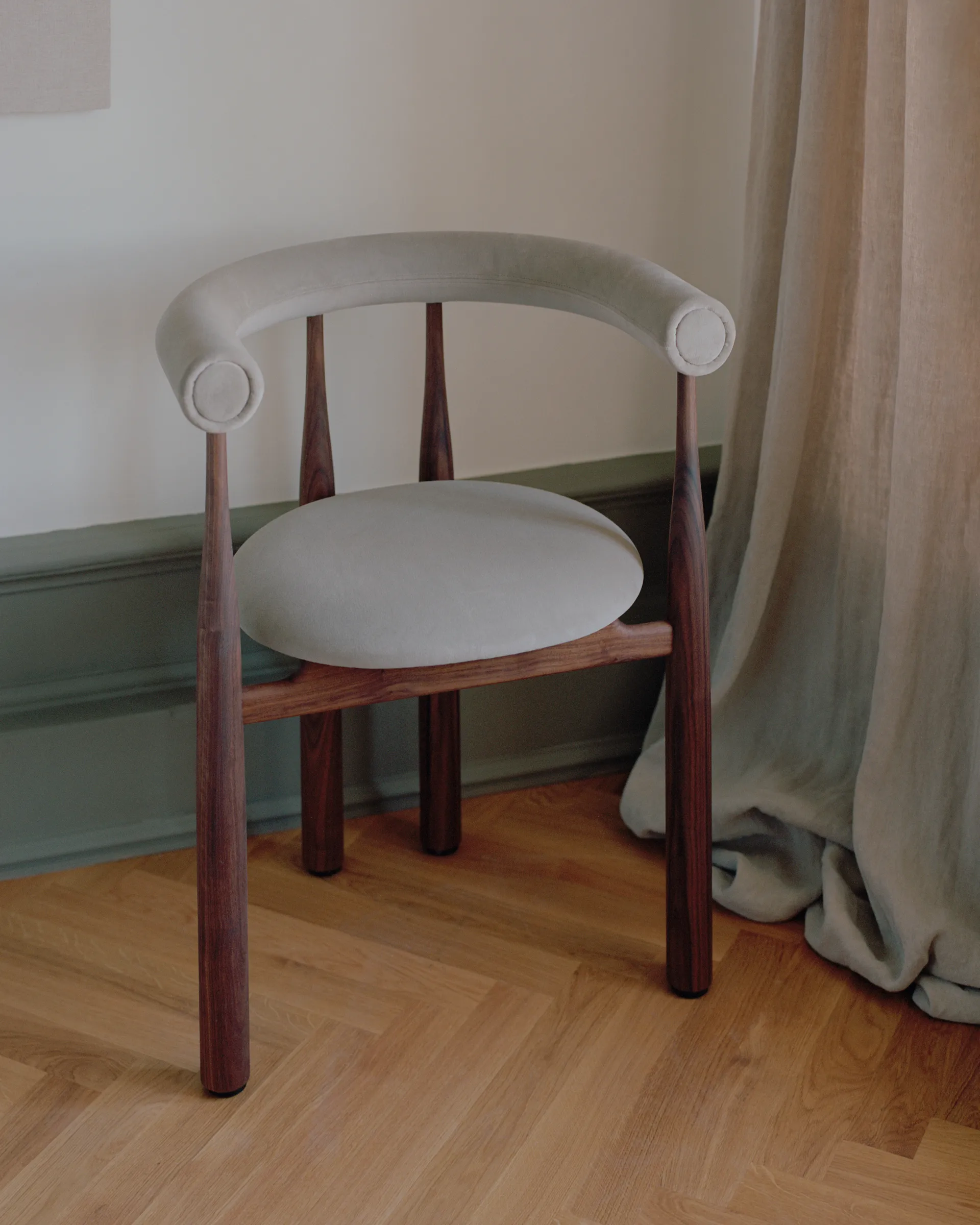 Bukowski käsinojatuoli verhoiltu, Pähkinä, Megan 26 Beige New Works