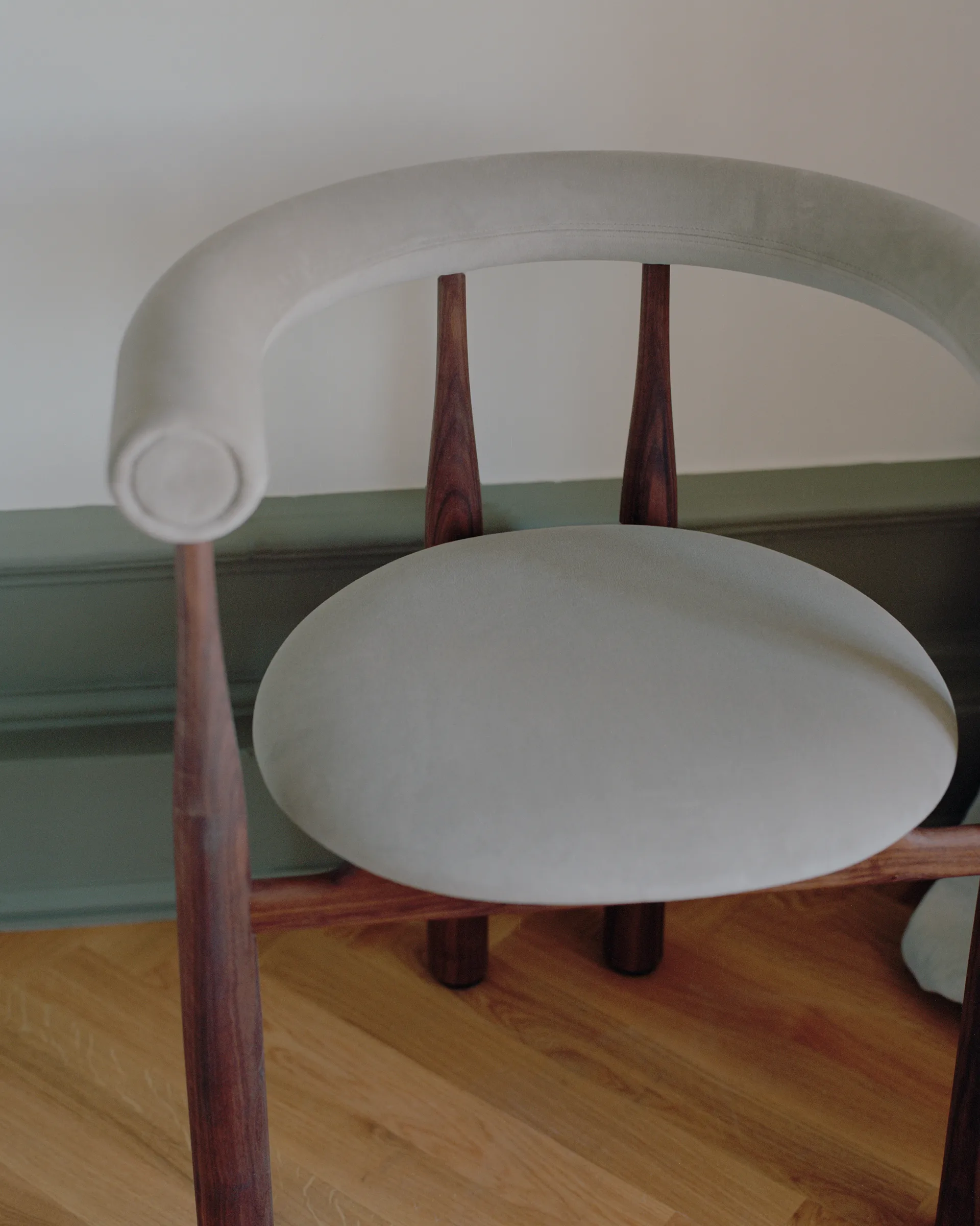 Bukowski käsinojatuoli verhoiltu, Pähkinä, Megan 26 Beige New Works