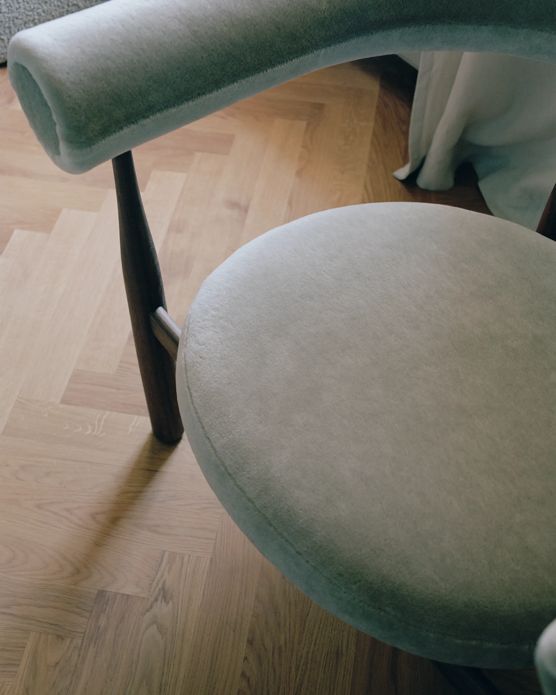 Bukowski nojatuoli, Pähkinä, Rest 23 New Works