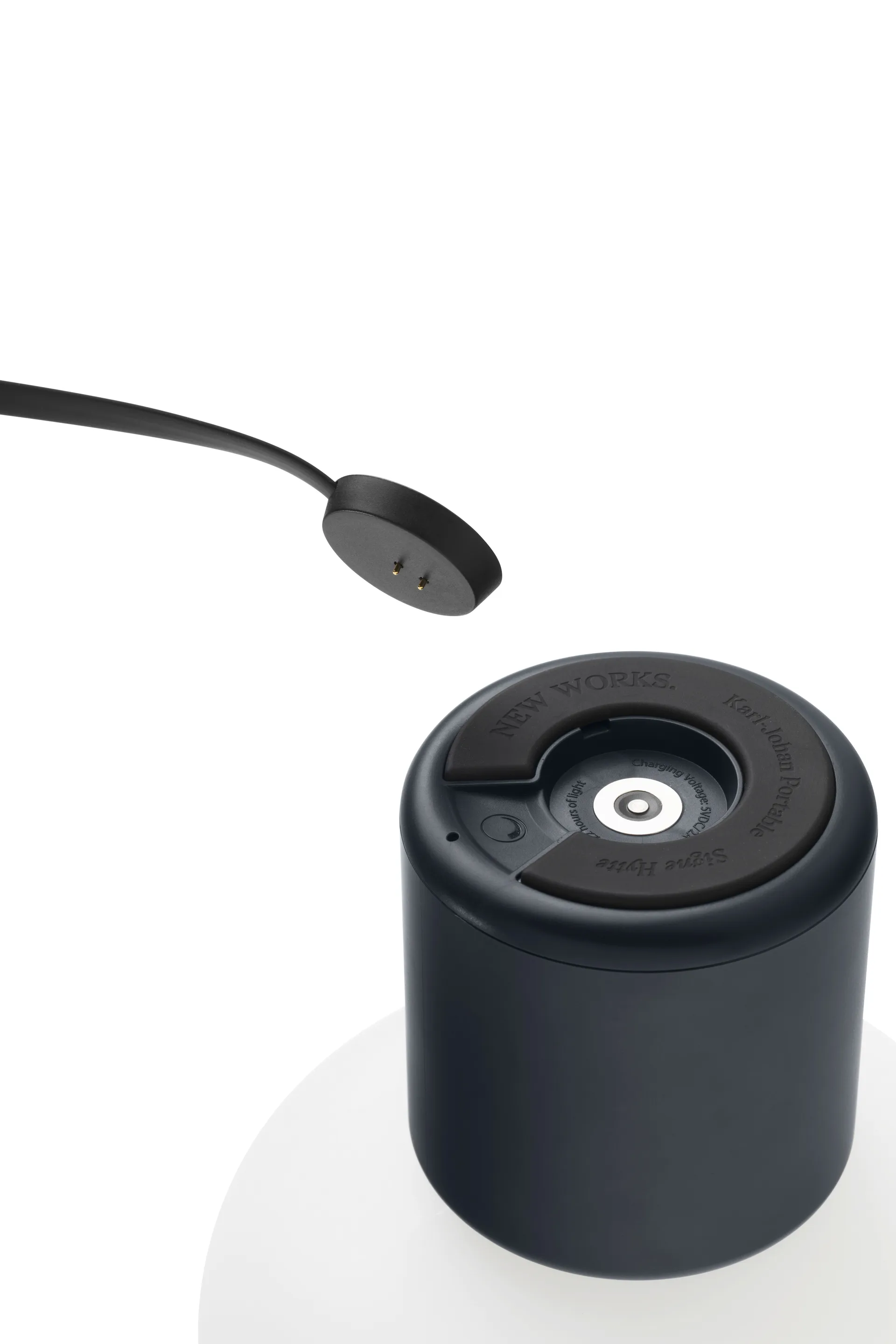 Karl-Johan pöytävalaisin kannettava, Cold black New Works