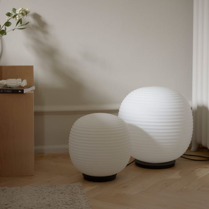 Lantern Globe -pöytävalaisin medium, Frosted white opal glass New Works