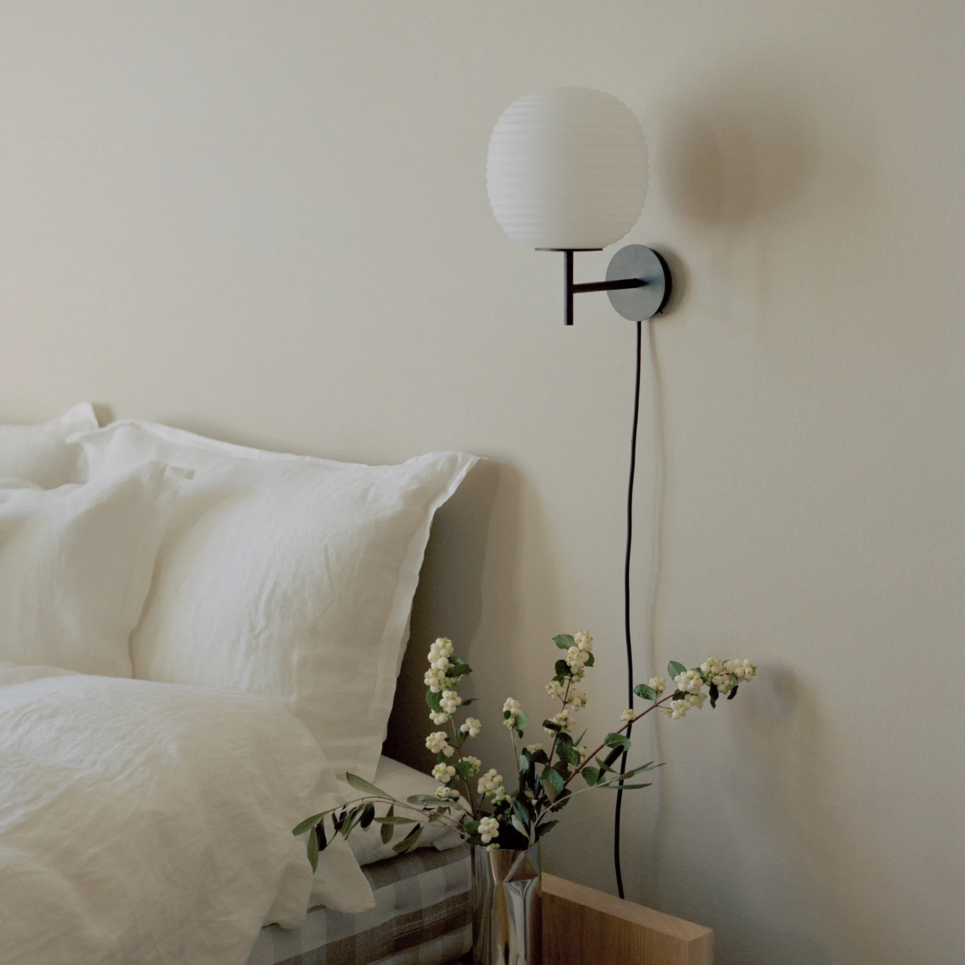 Lantern seinävalaisin small, Frosted white opal glass New Works