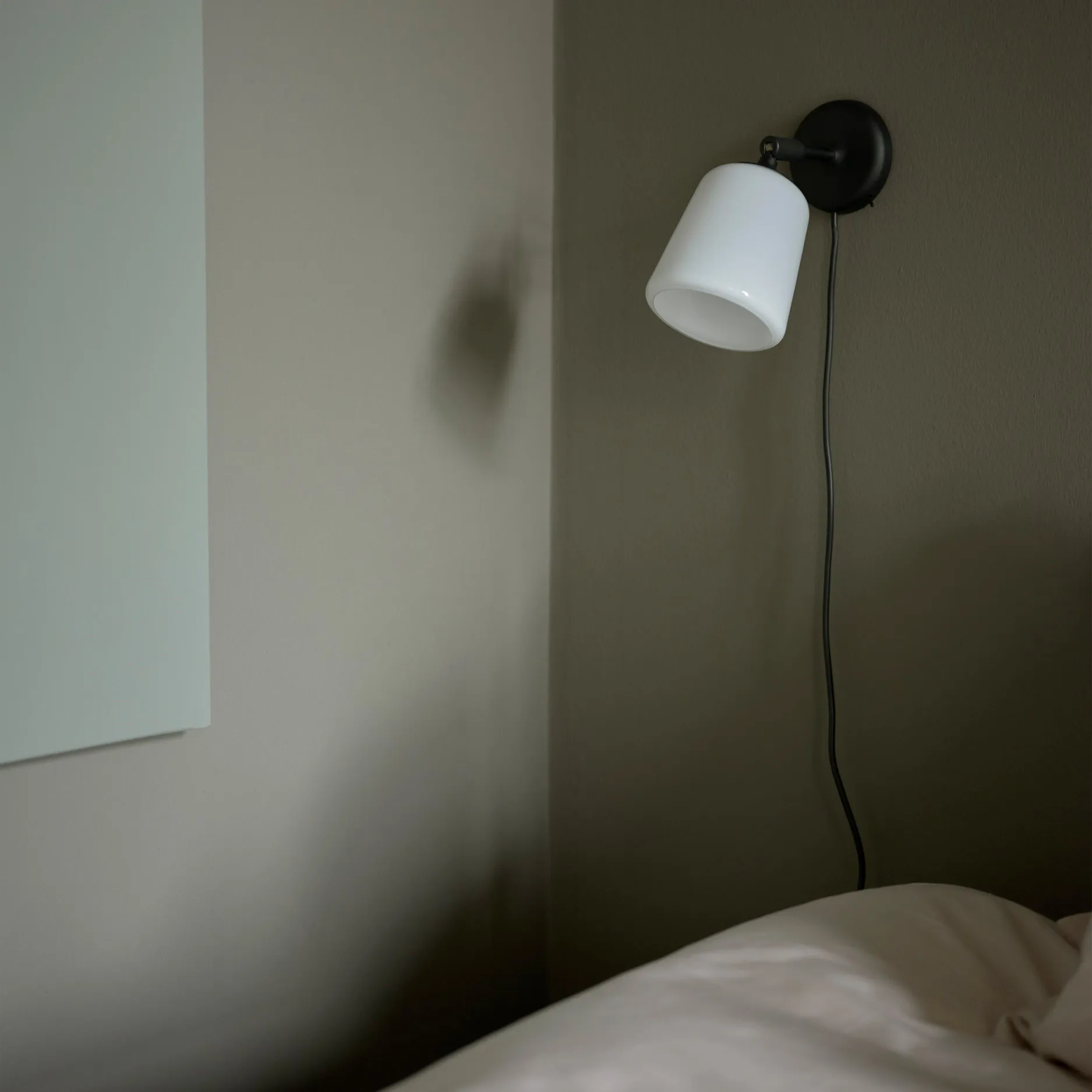 Materiaali seinävalaisin, White opal glass New Works