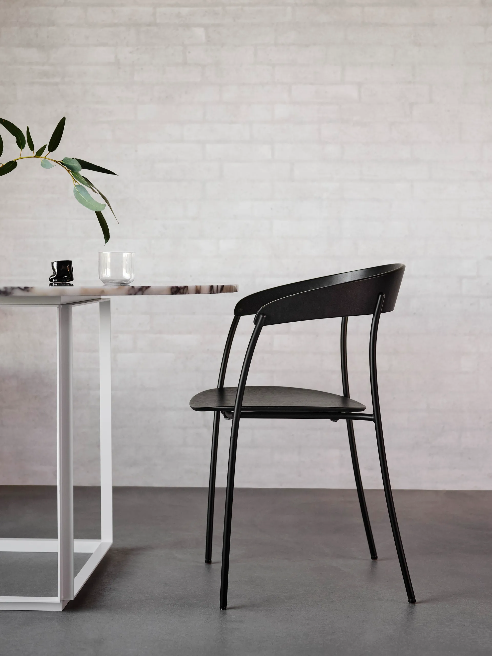 Missing käsinojallinen tuoli, Musta saarni New Works