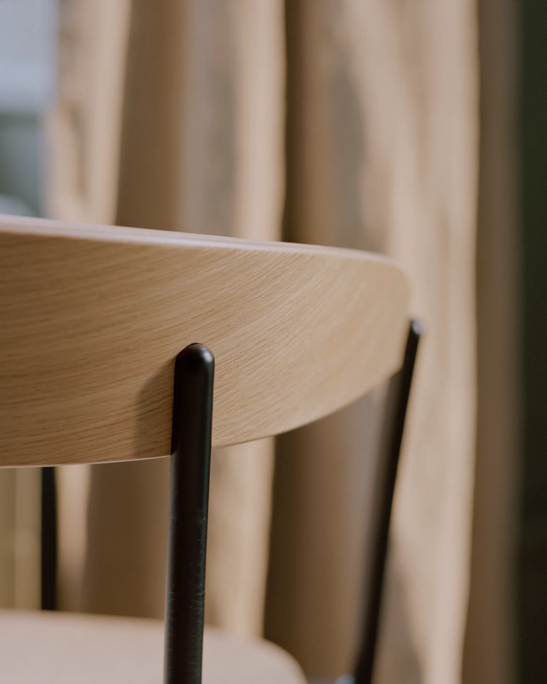 Missing käsinojallinen tuoli, Tammi New Works