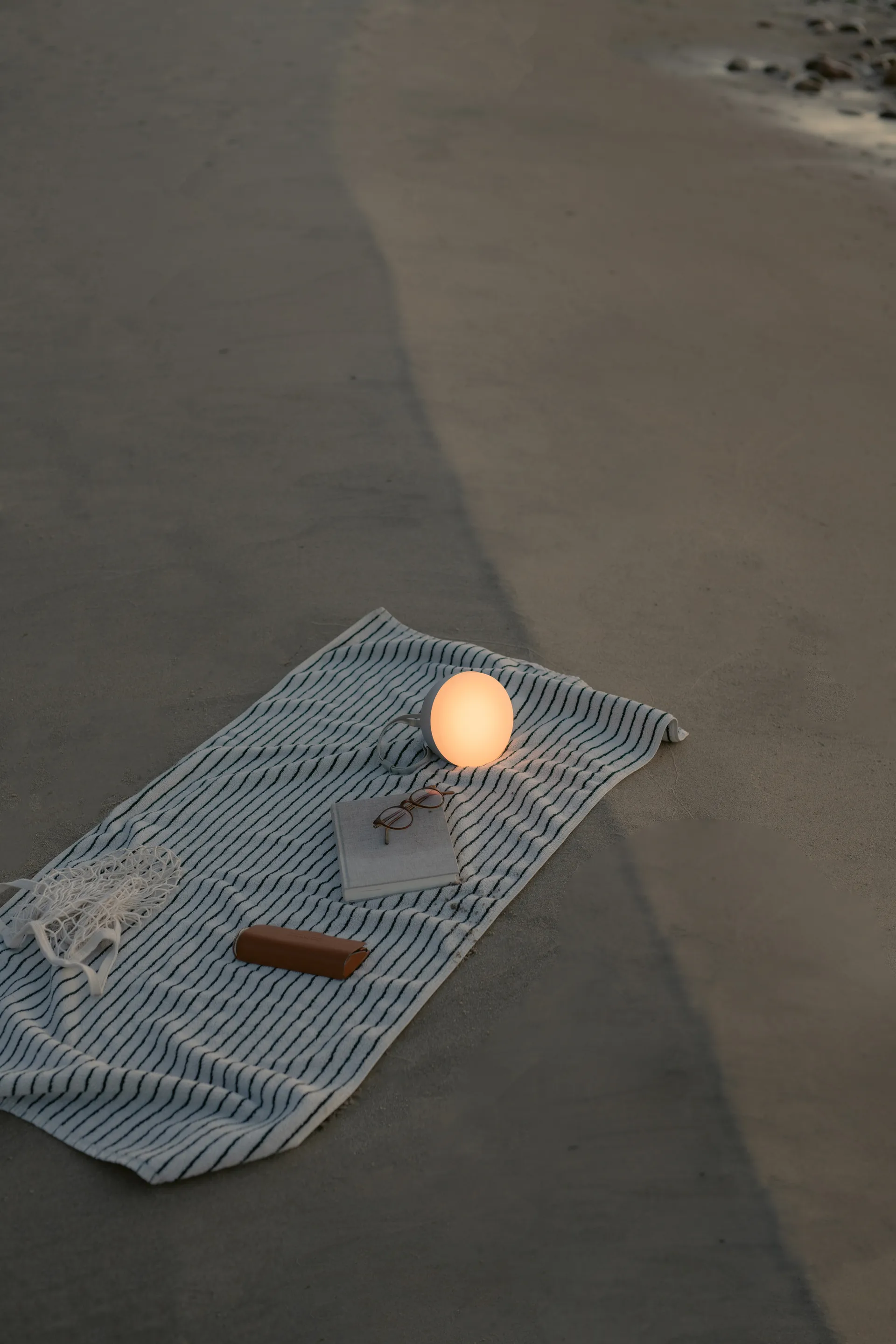 Sphere portable valaisin, Warm grey New Works