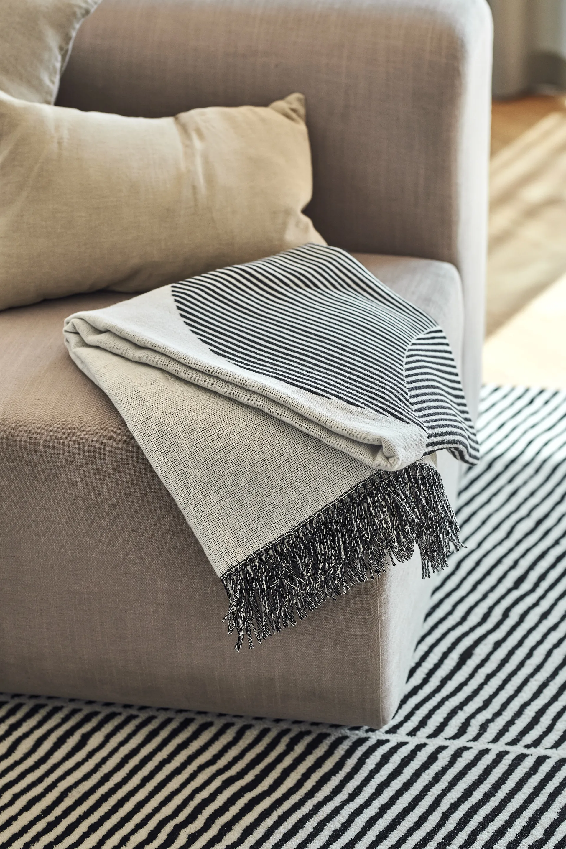 Circles-puuvillahuopa 130x185 cm, musta NJRD