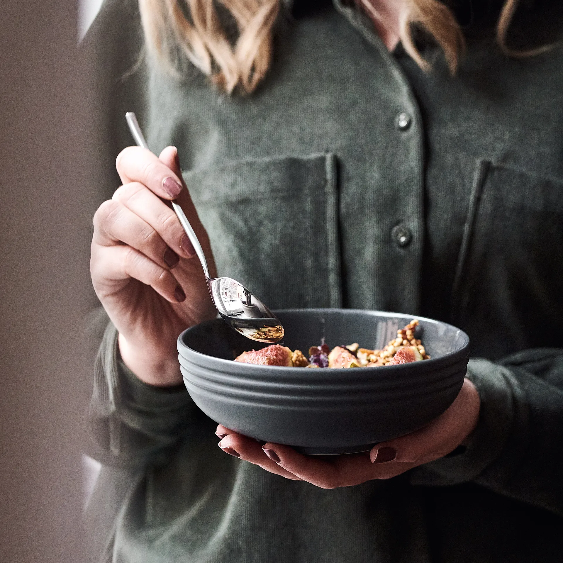 Lines-kulho Ø 16 cm, tummanharmaa NJRD