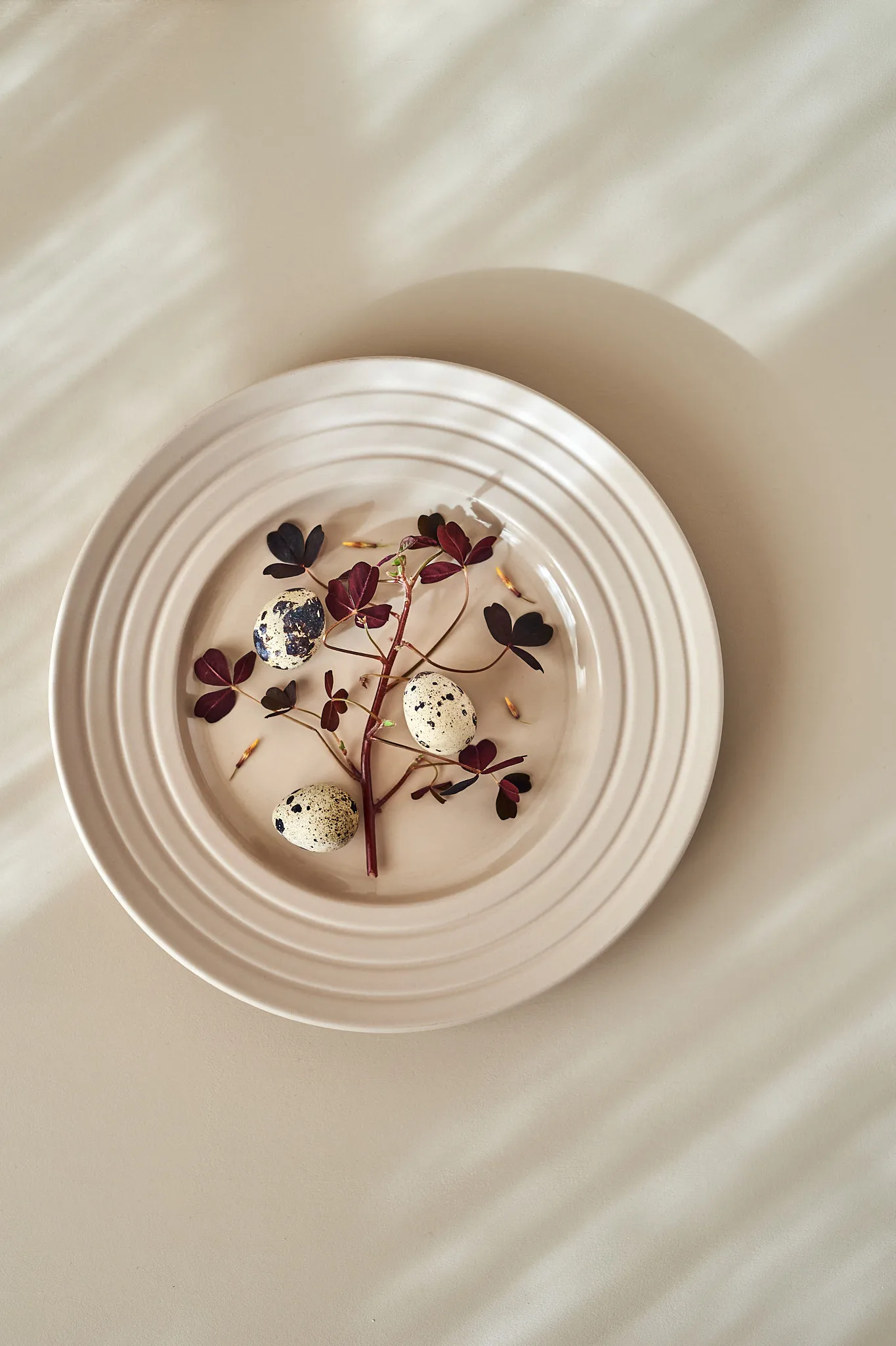 Lines-lautanen Ø 27 cm, beige NJRD