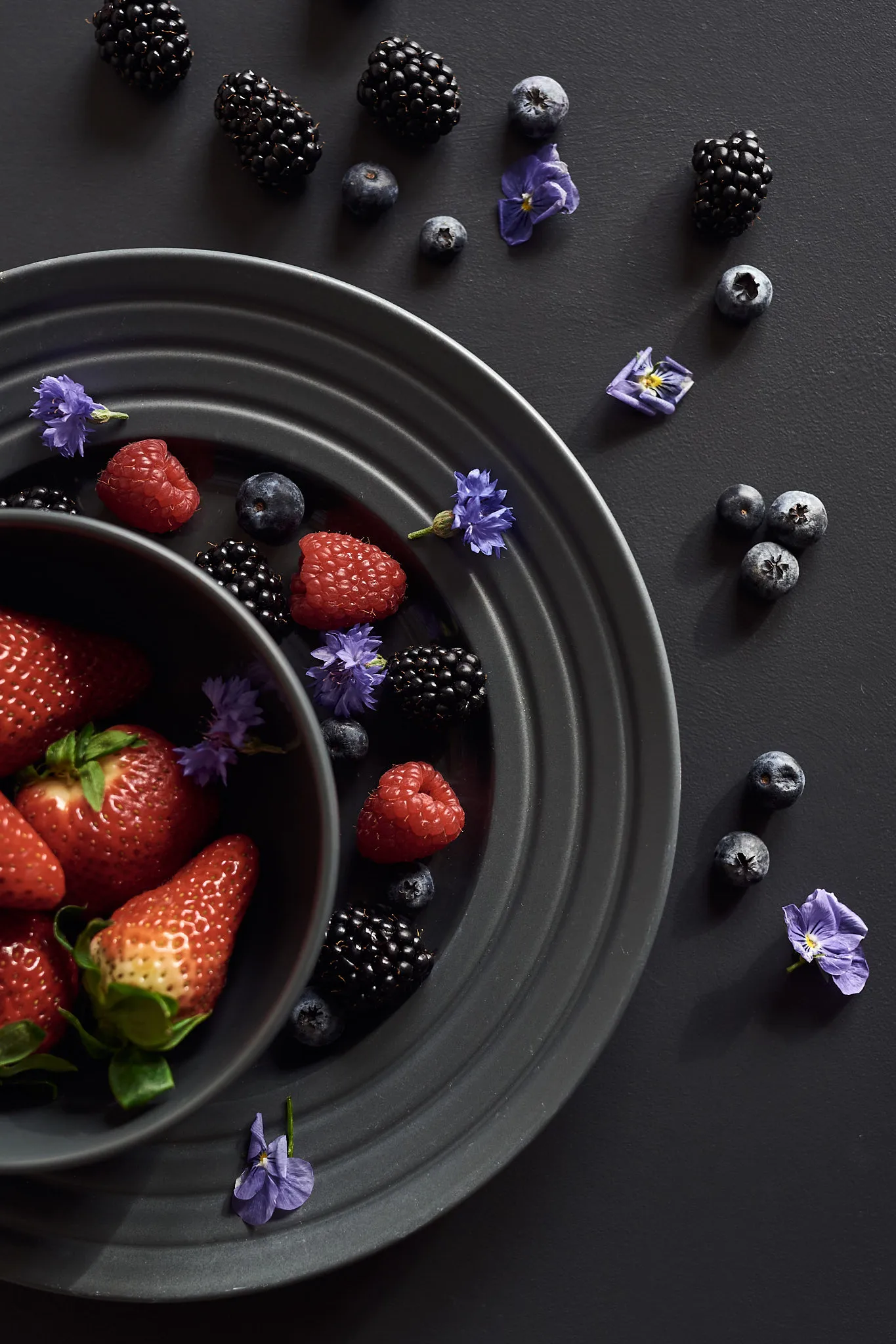 Lines-lautanen Ø 27 cm, tummanharmaa NJRD