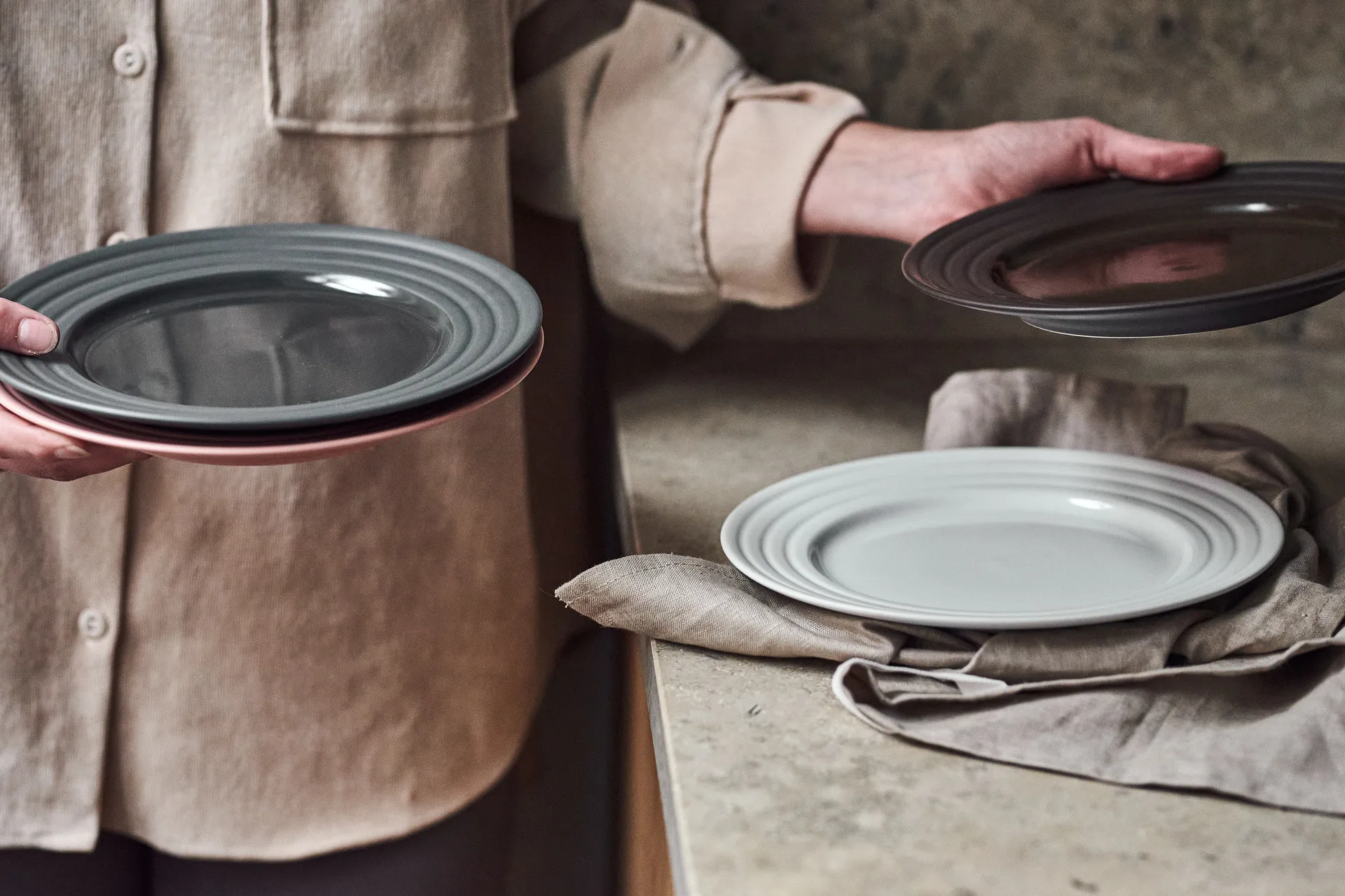 Lines-lautanen Ø 27 cm, tummanharmaa NJRD