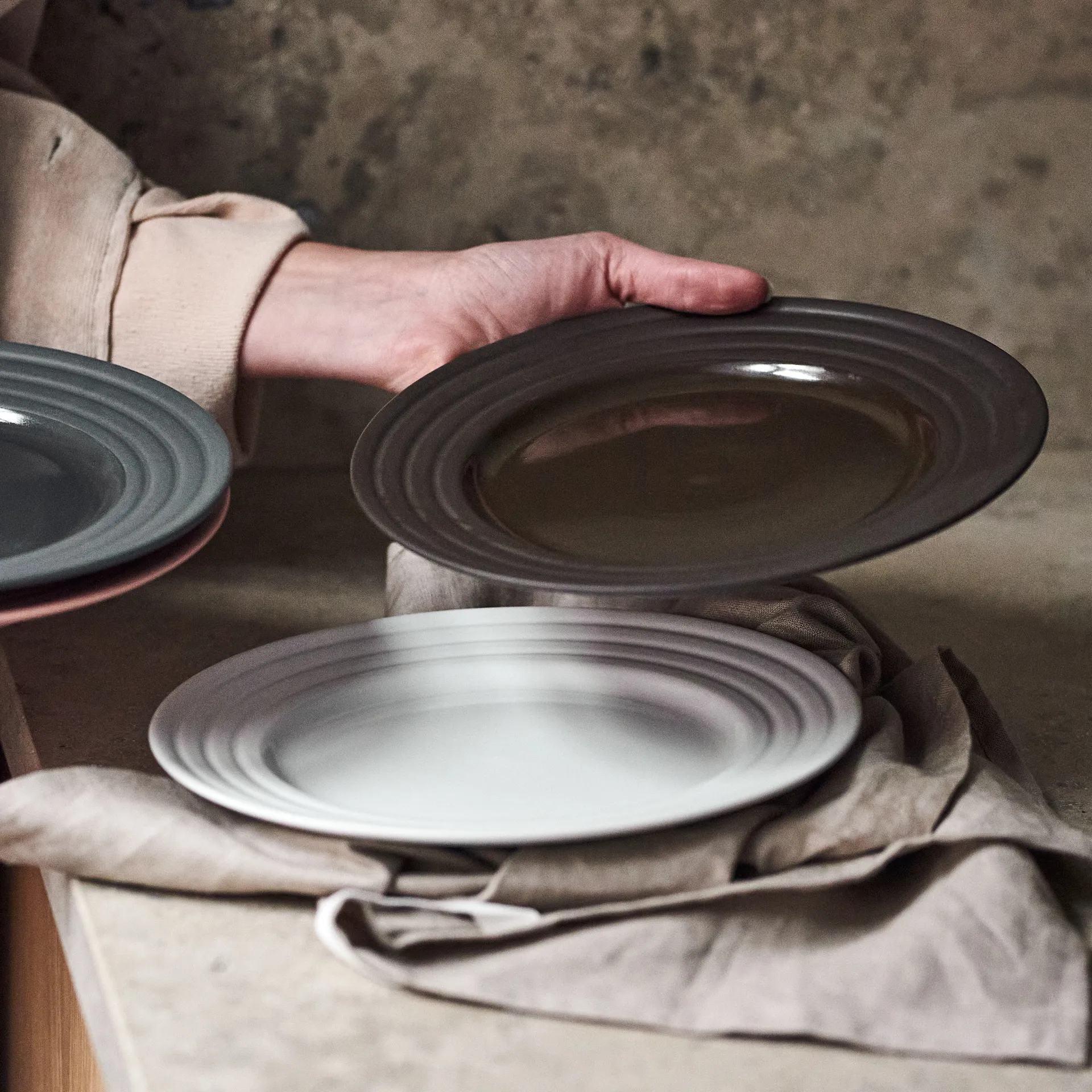 Lines-lautanen pieni Ø 21 cm, ruskea NJRD