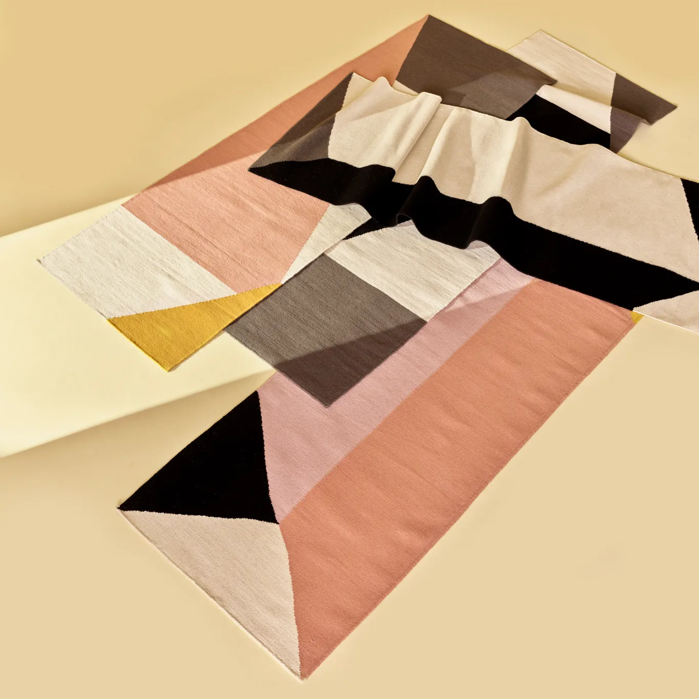 Stripes blocks -kelim-matto, musta, 80x240 cm NJRD