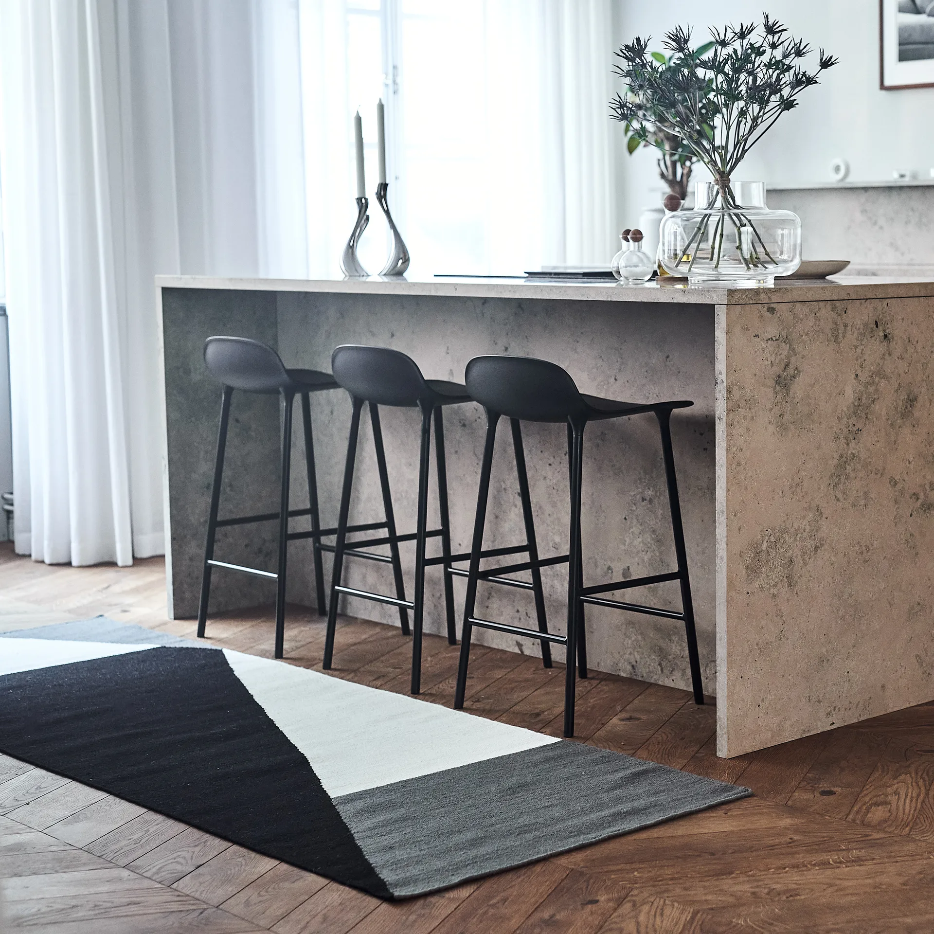 Stripes blocks -kelim-matto, musta, 80x240 cm NJRD