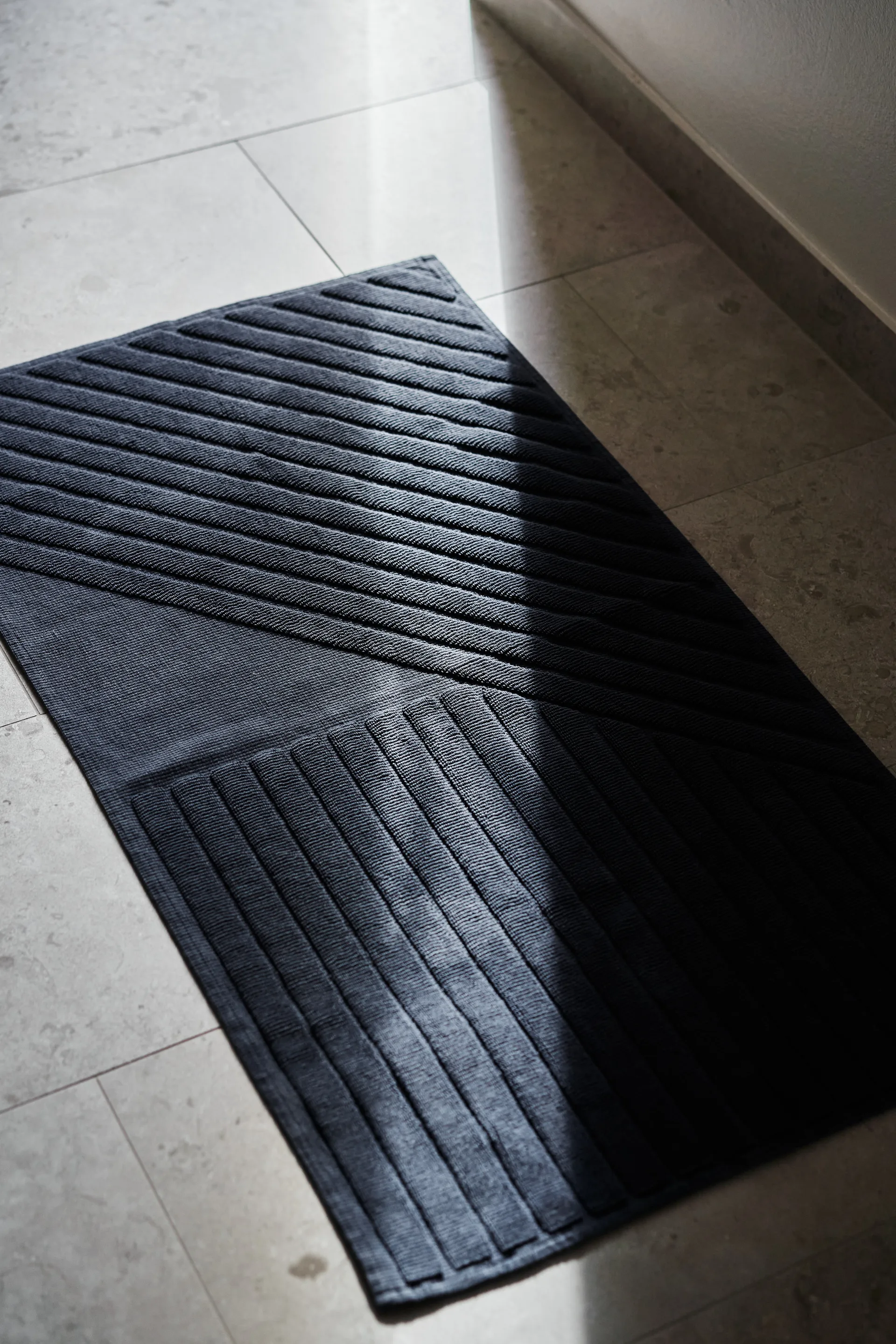 Stripes kylpyhuoneenmatto 50x90 cm, Sininen NJRD