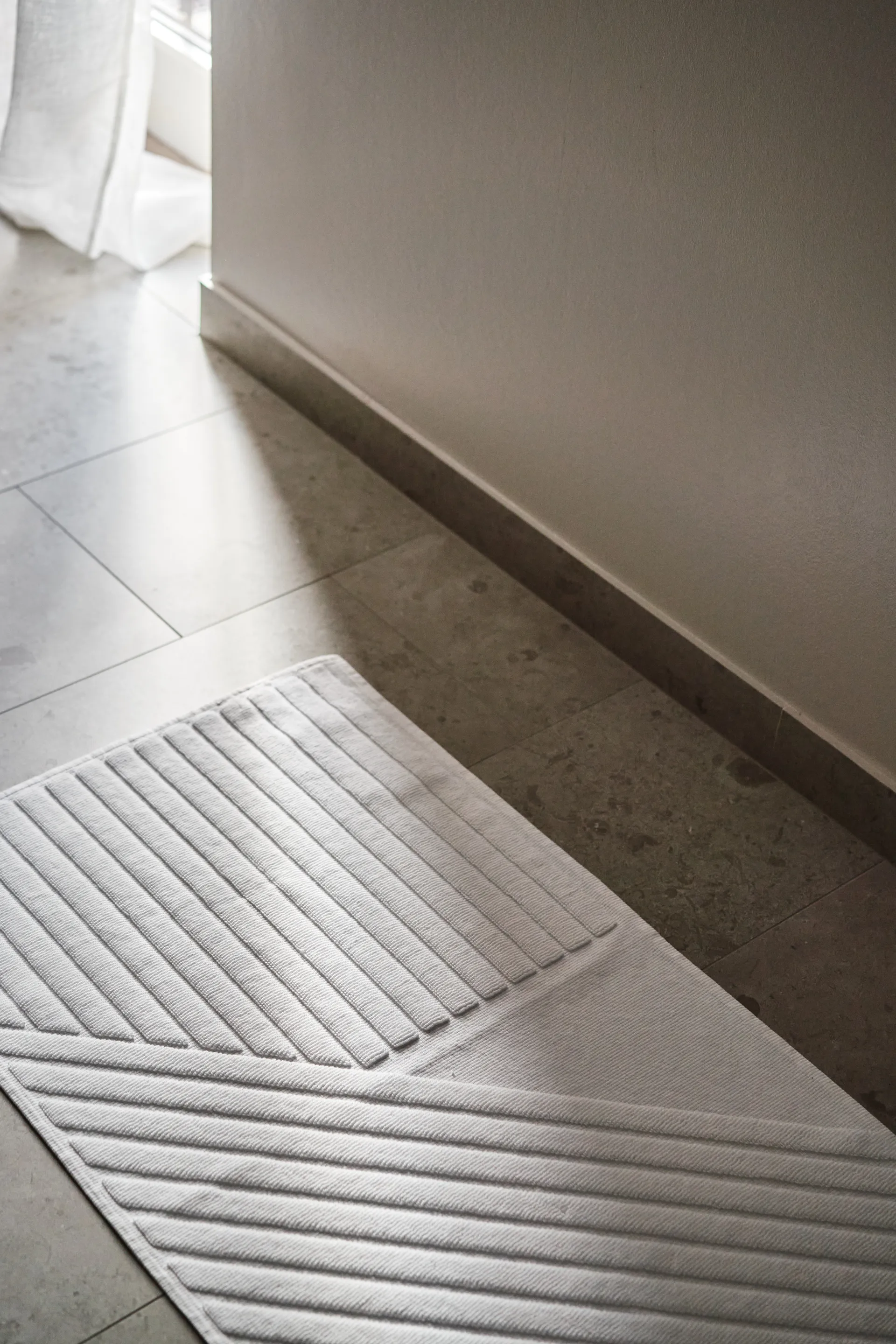 Stripes kylpyhuoneenmatto 50x90 cm, Valkoinen NJRD