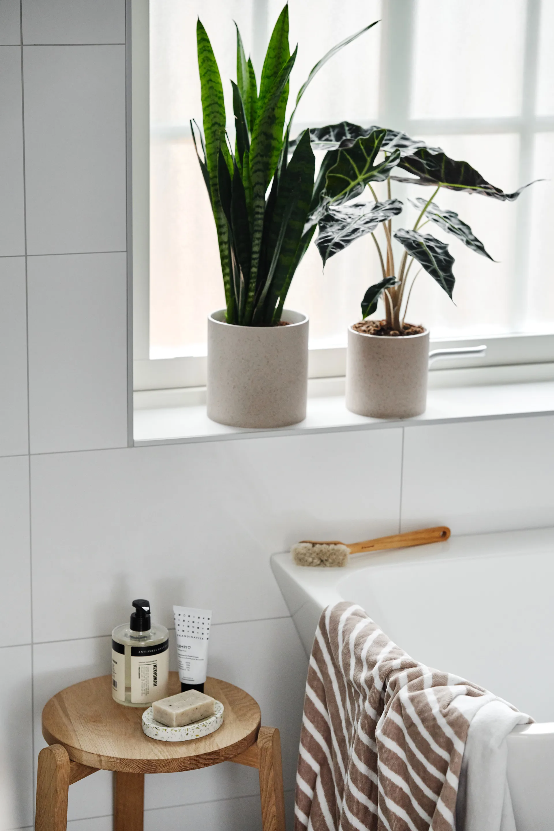 Stripes kylpypyyhe 100 x 150 cm, Beige NJRD