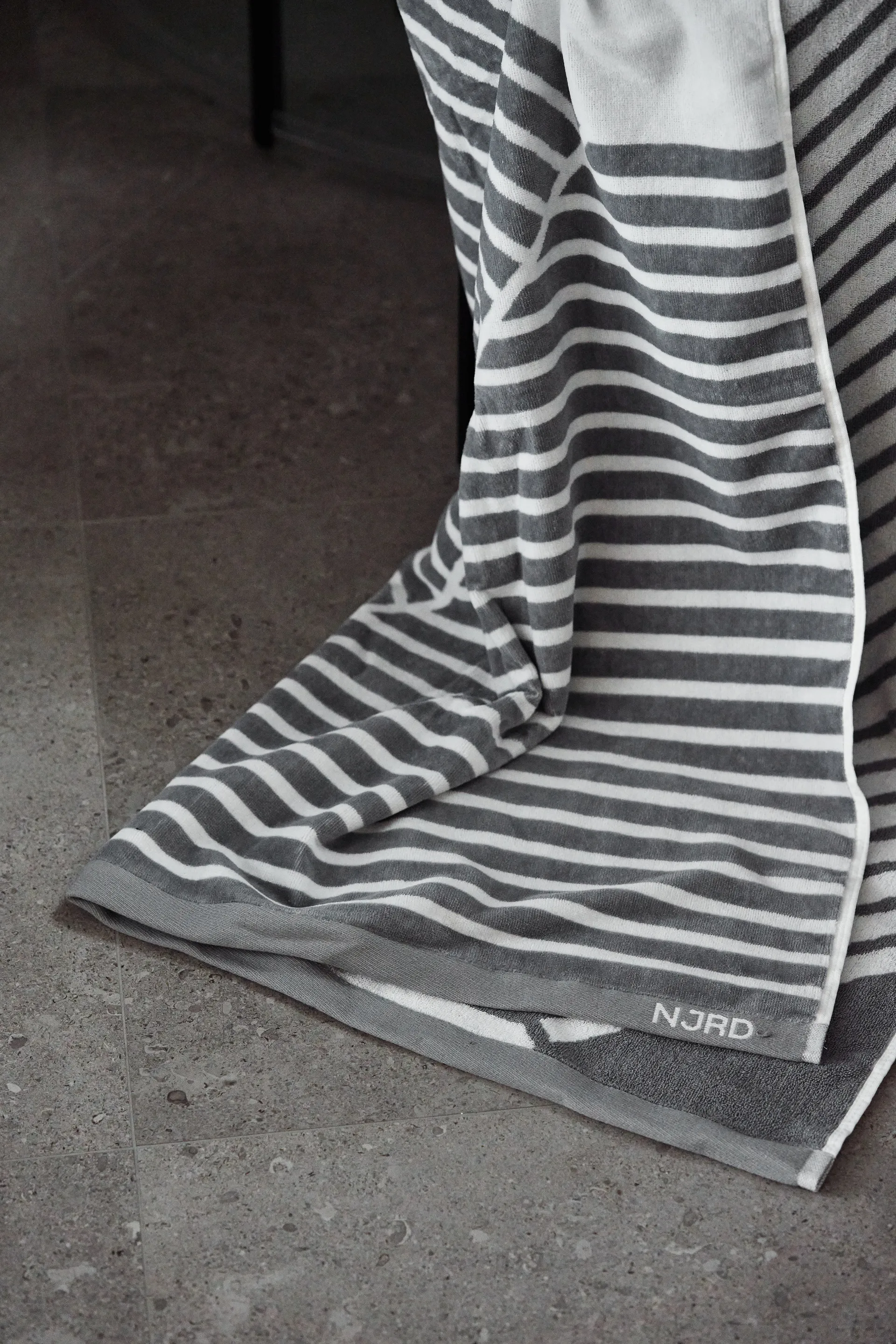 Stripes kylpypyyhe 100 x 150 cm, Harmaa NJRD