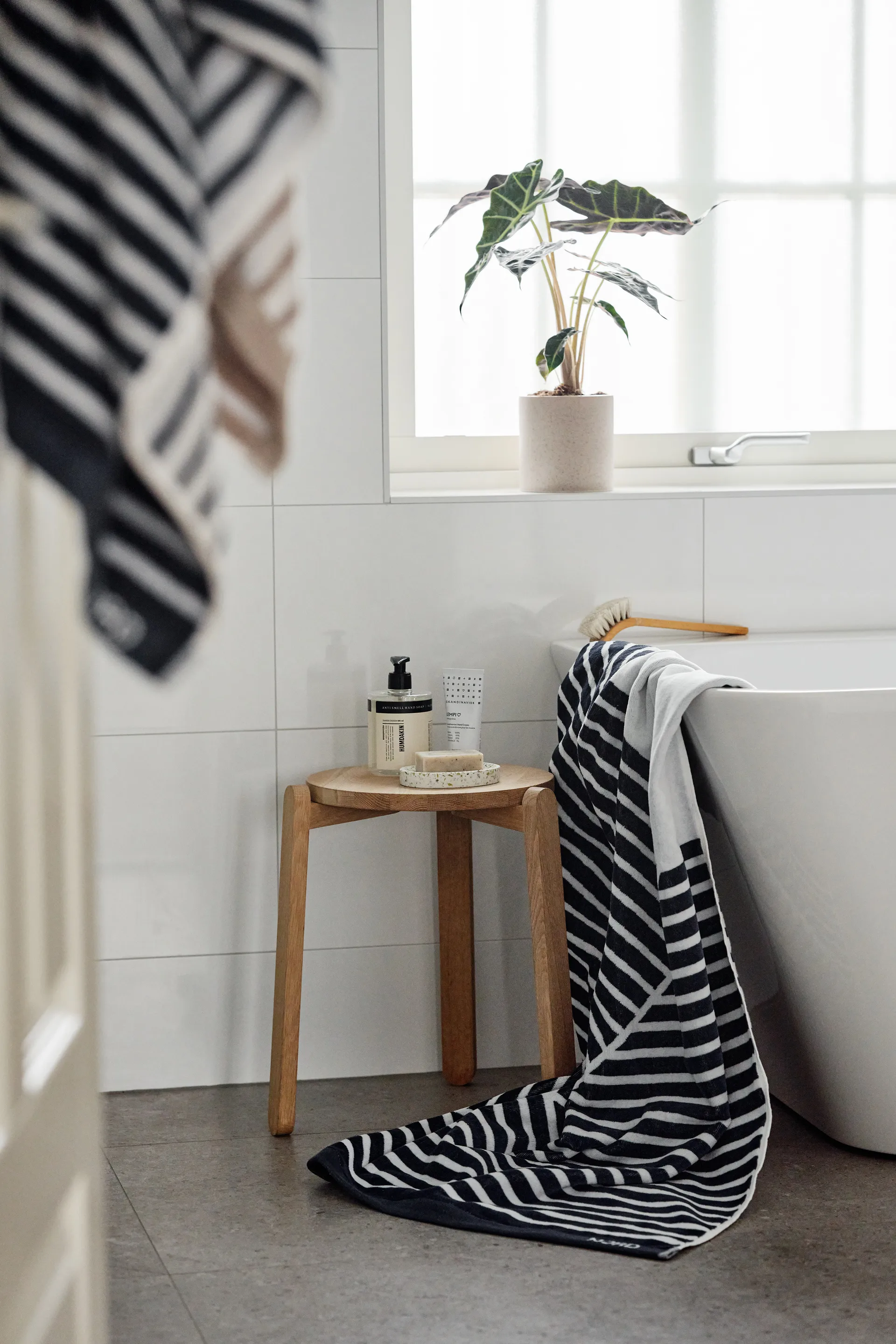 Stripes kylpypyyhe 100 x 150 cm, Sininen NJRD