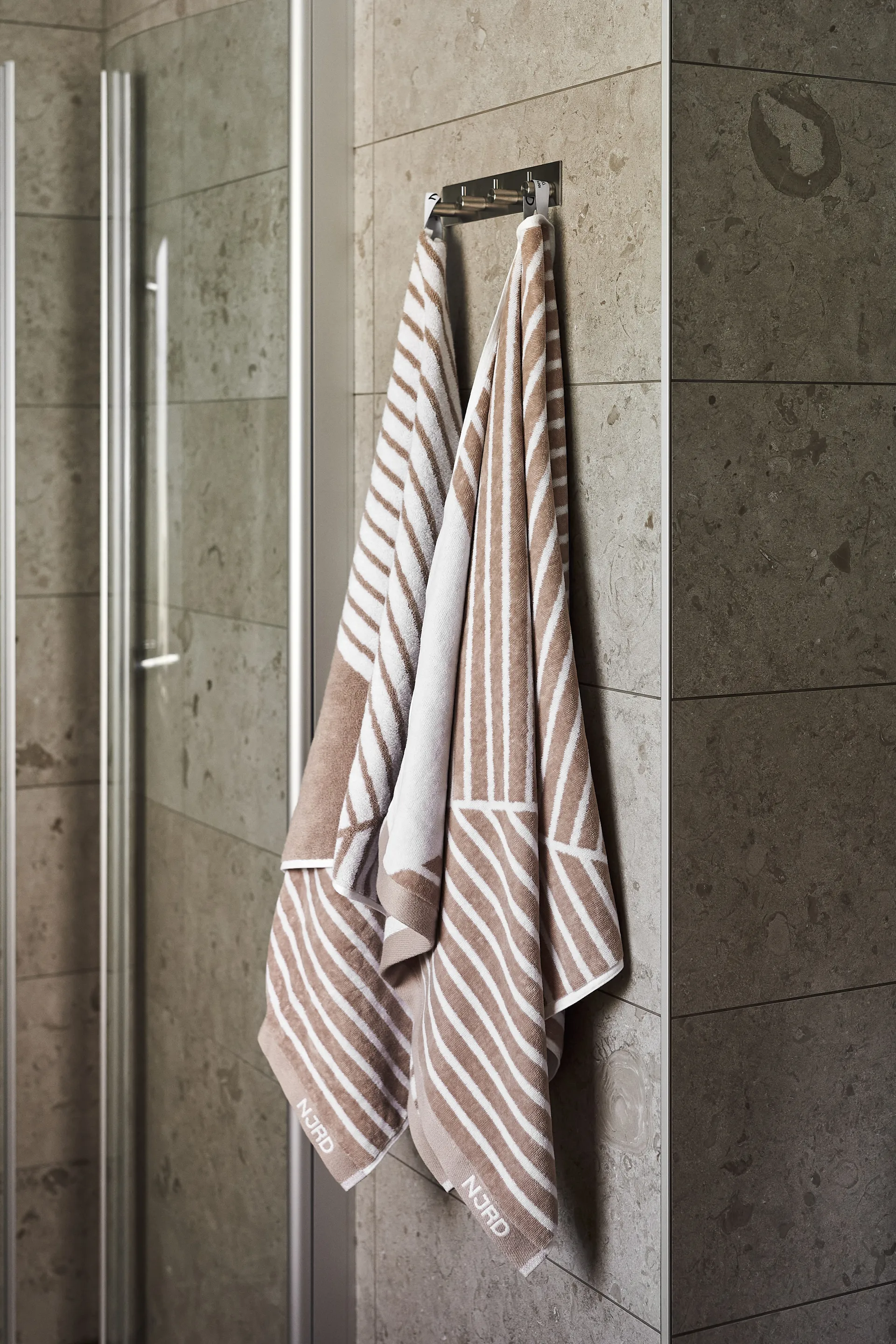 Stripes kylpypyyhe 70x140 cm, Beige NJRD