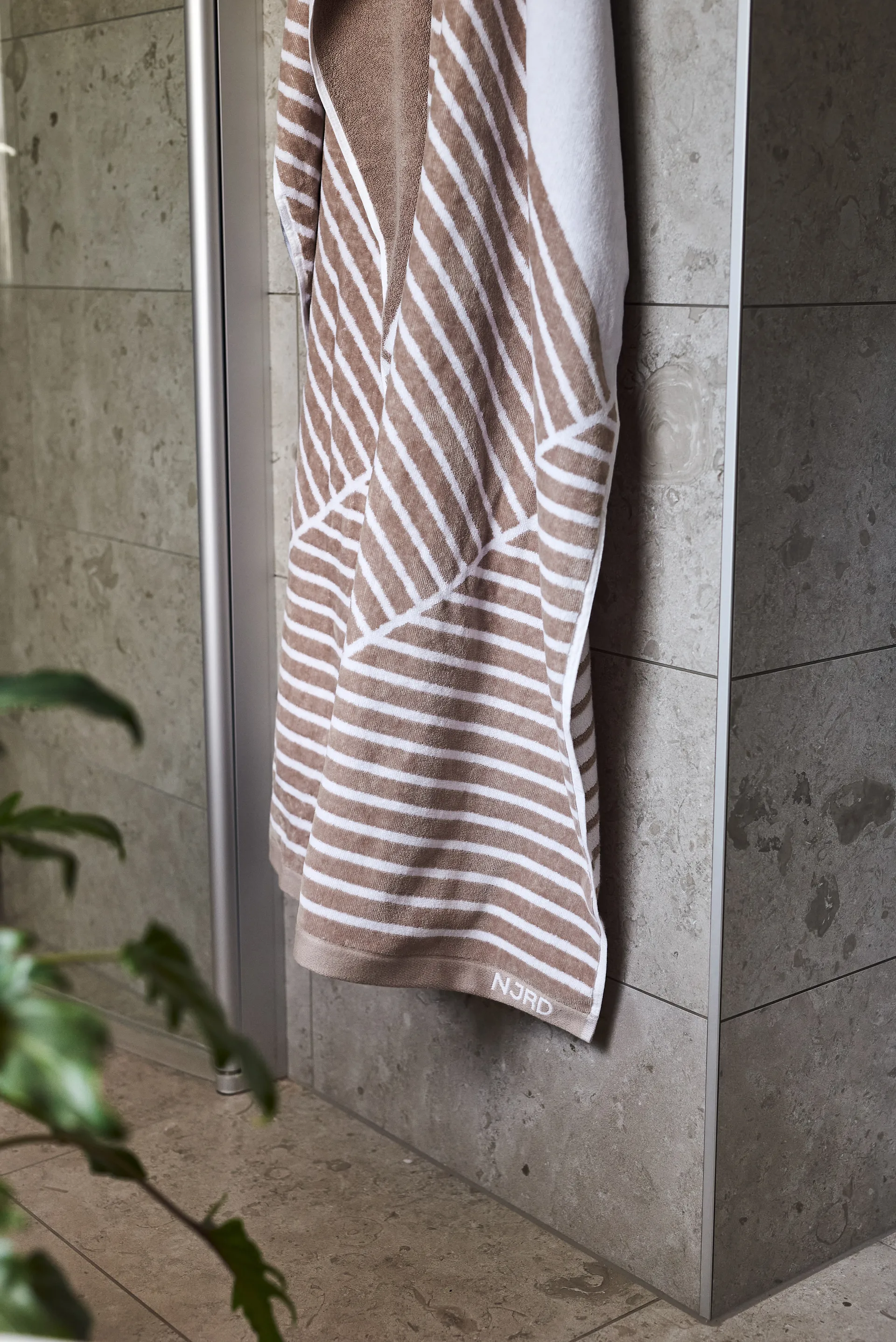 Stripes kylpypyyhe 70x140 cm, Beige NJRD