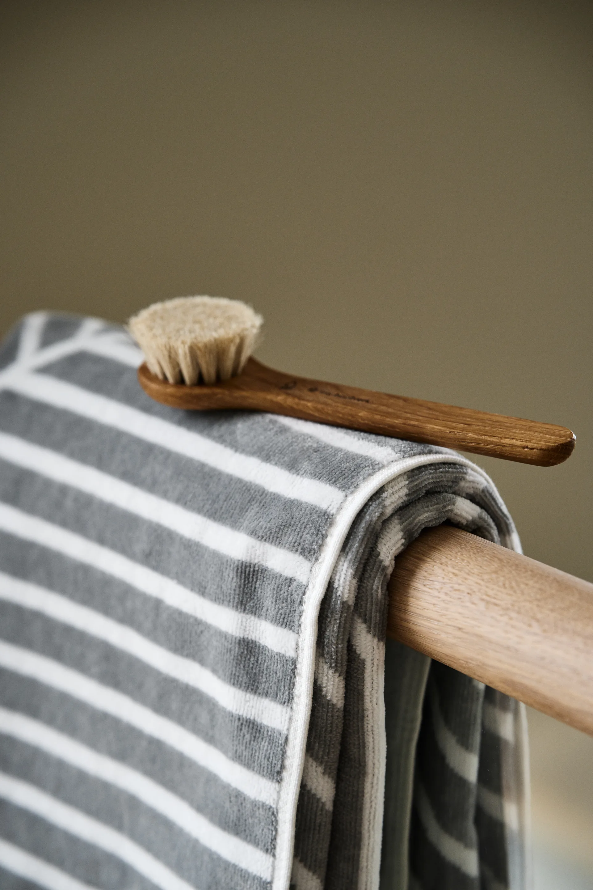Stripes kylpypyyhe 70x140 cm, Harmaa NJRD