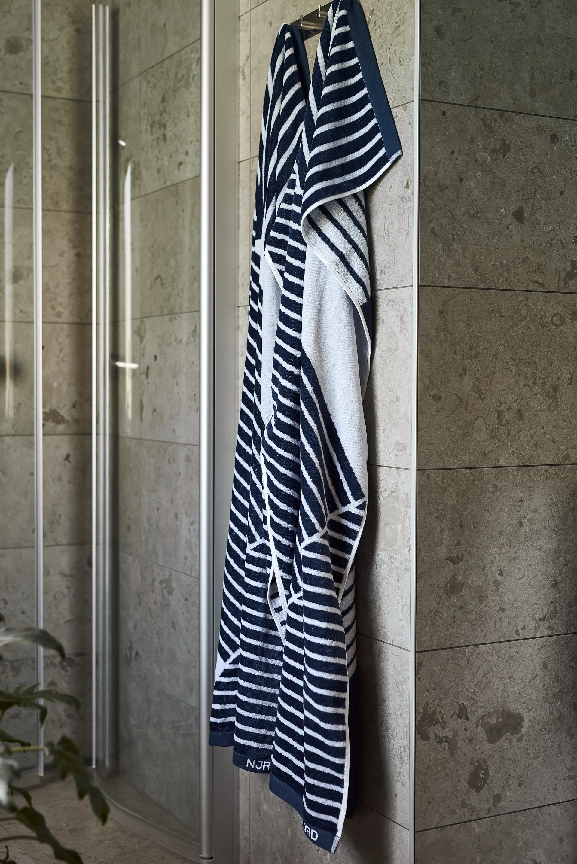 Stripes kylpypyyhe 70x140 cm, Sininen NJRD