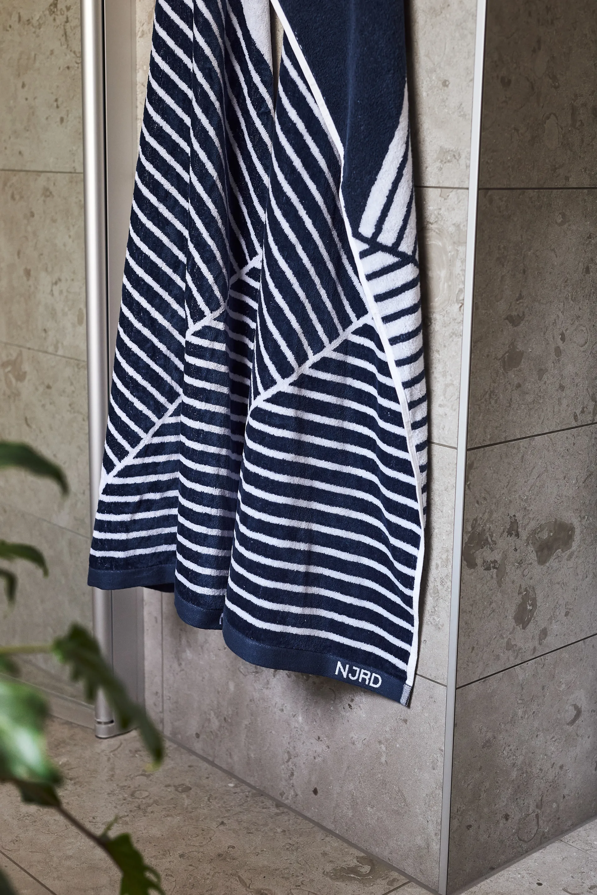 Stripes kylpypyyhe 70x140 cm, Sininen NJRD