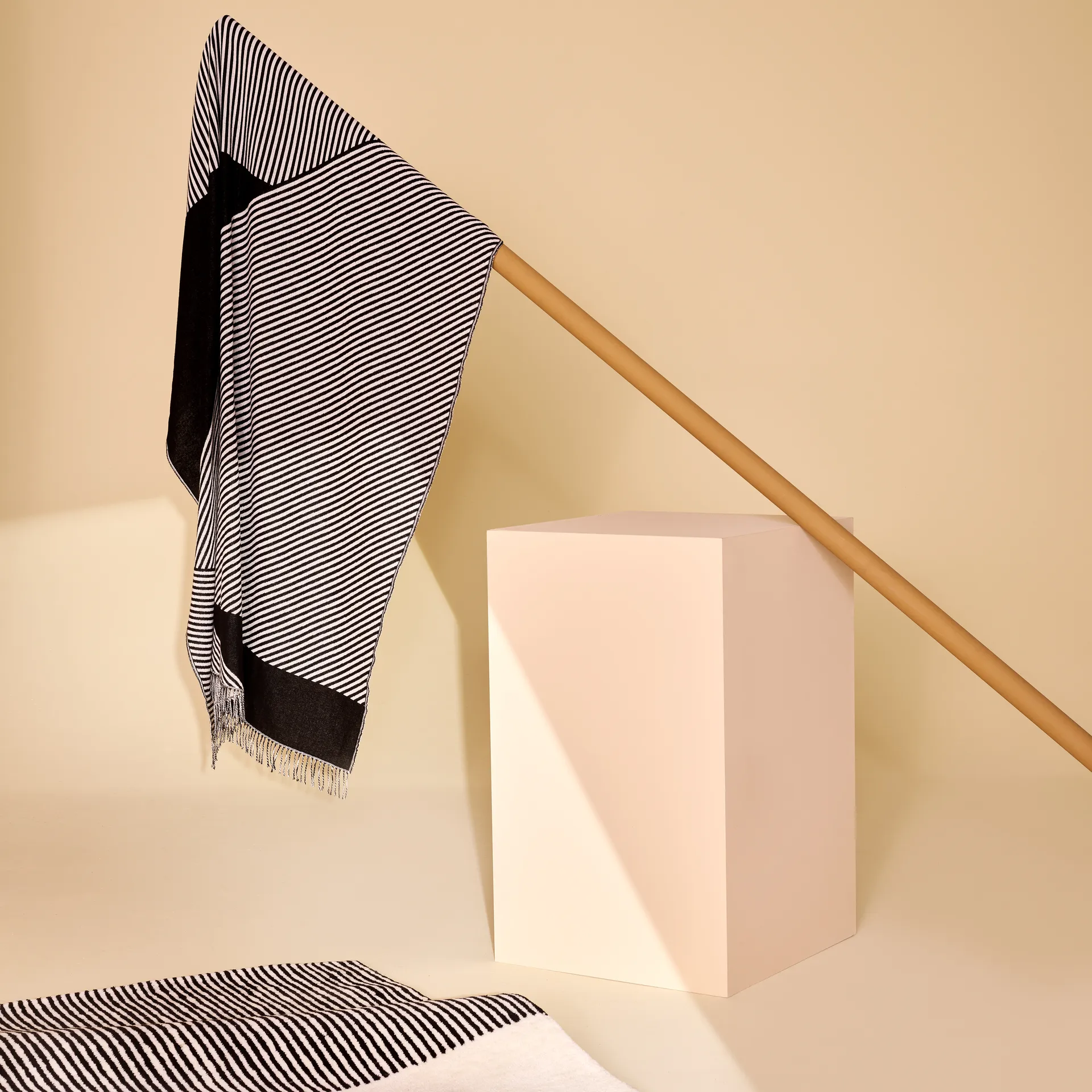 Stripes-puuvillahuopa, musta NJRD