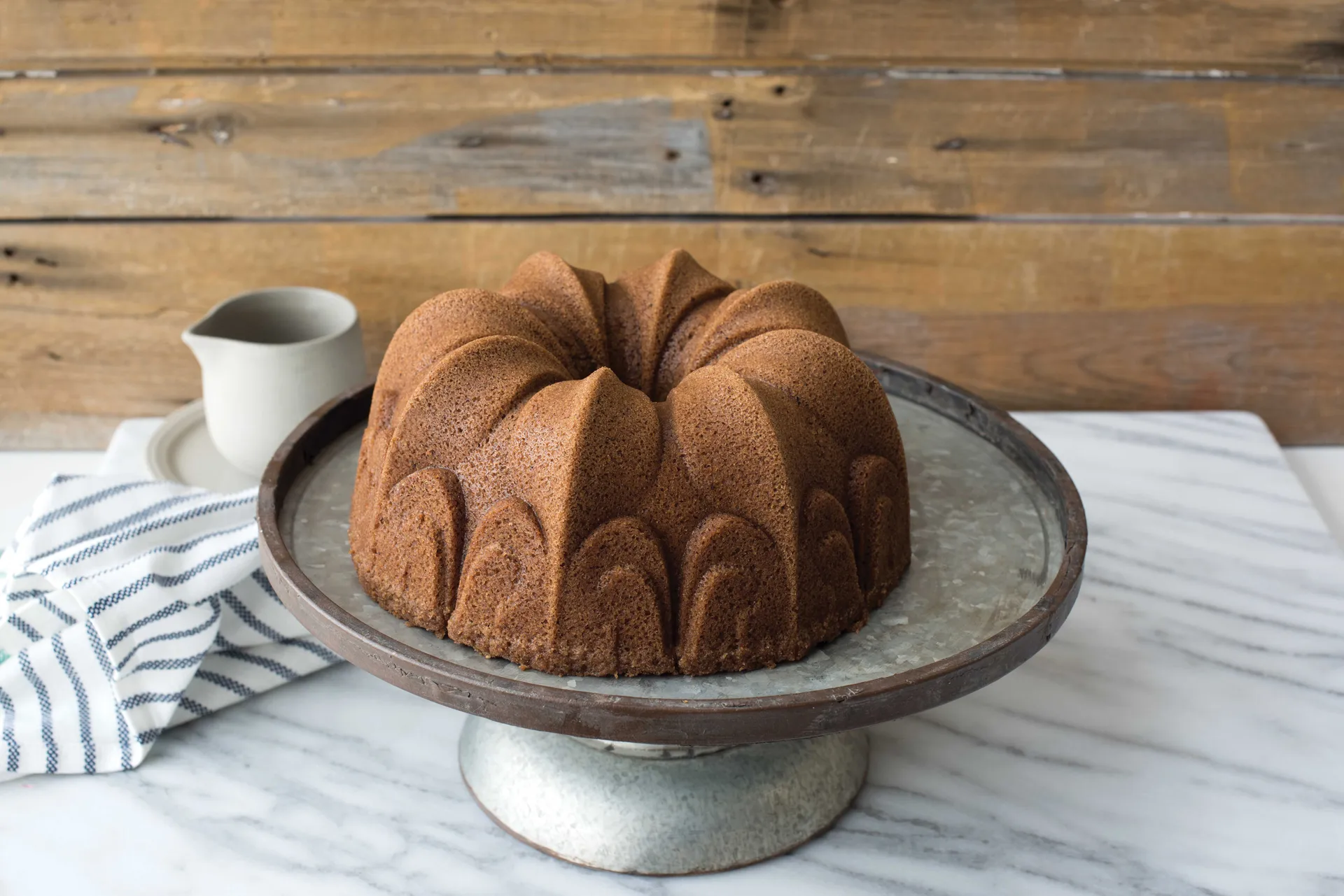 Nordic Ware Fleur De Lis Bundt -leivontavuoka, 2,4 l Nordic Ware
