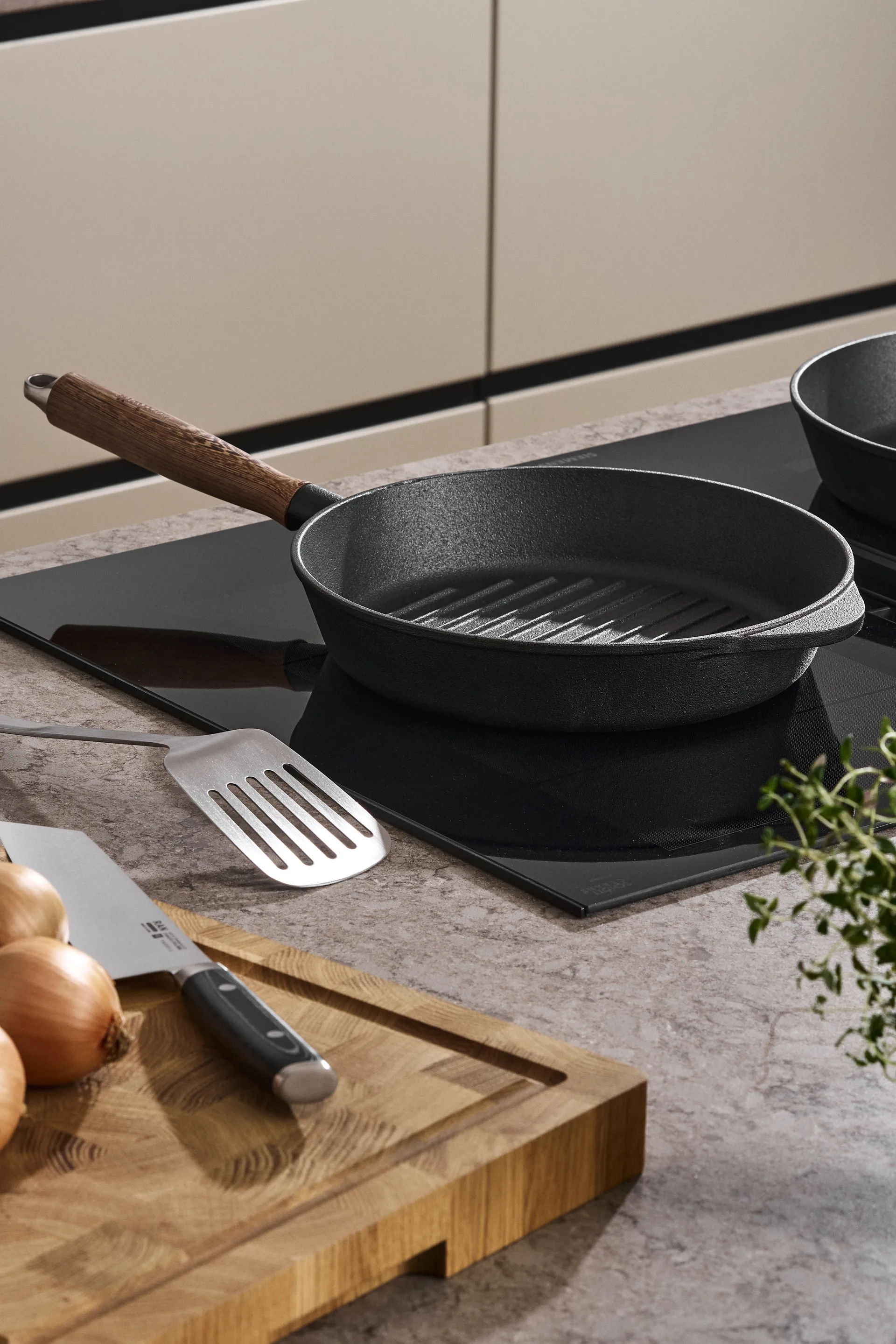 Nordwik valurautainen grillipannu puukahvalla, 28 cm Nordwik