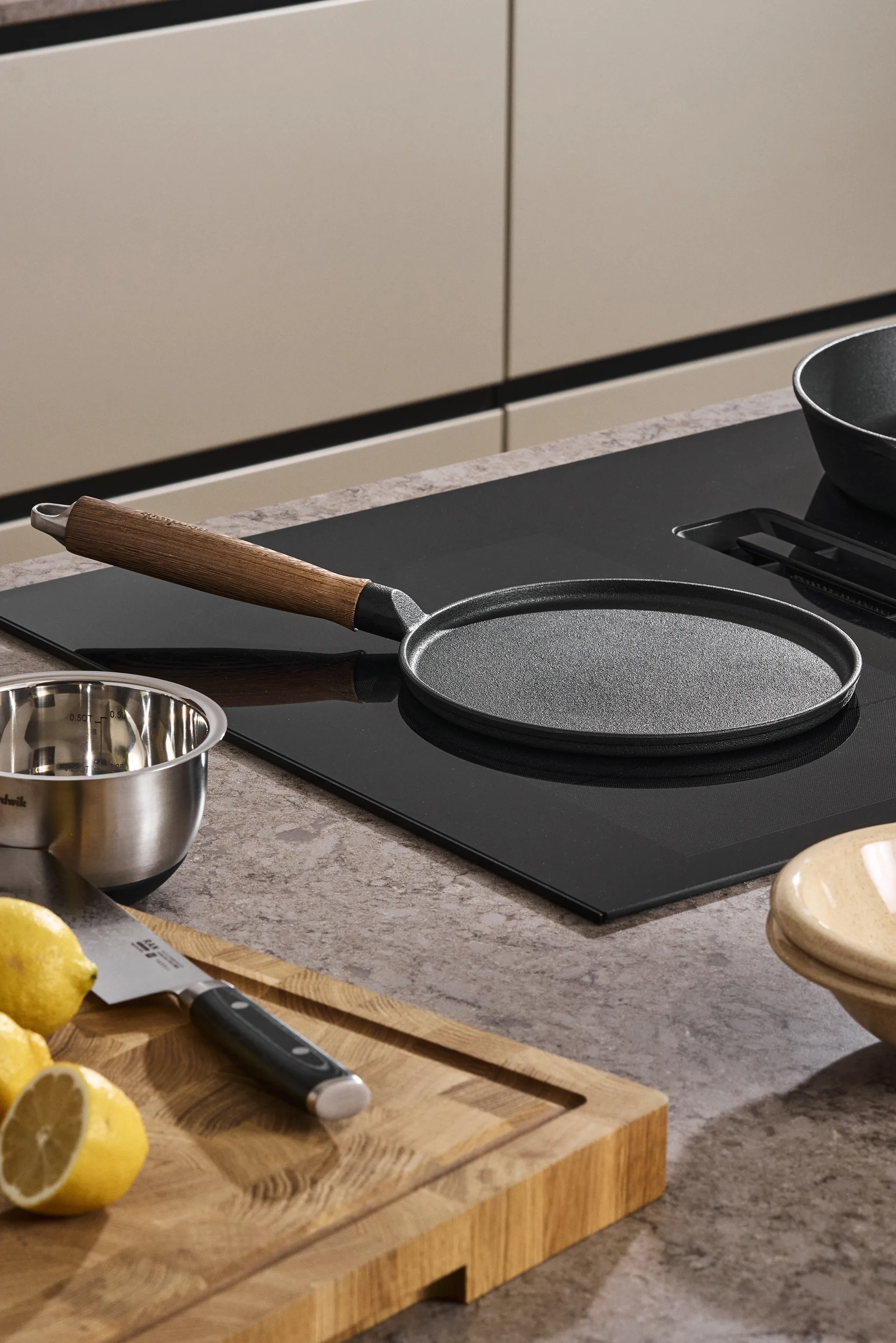 Nordwik valurautainen pannukakkutiski puukahvalla, 23 cm Nordwik