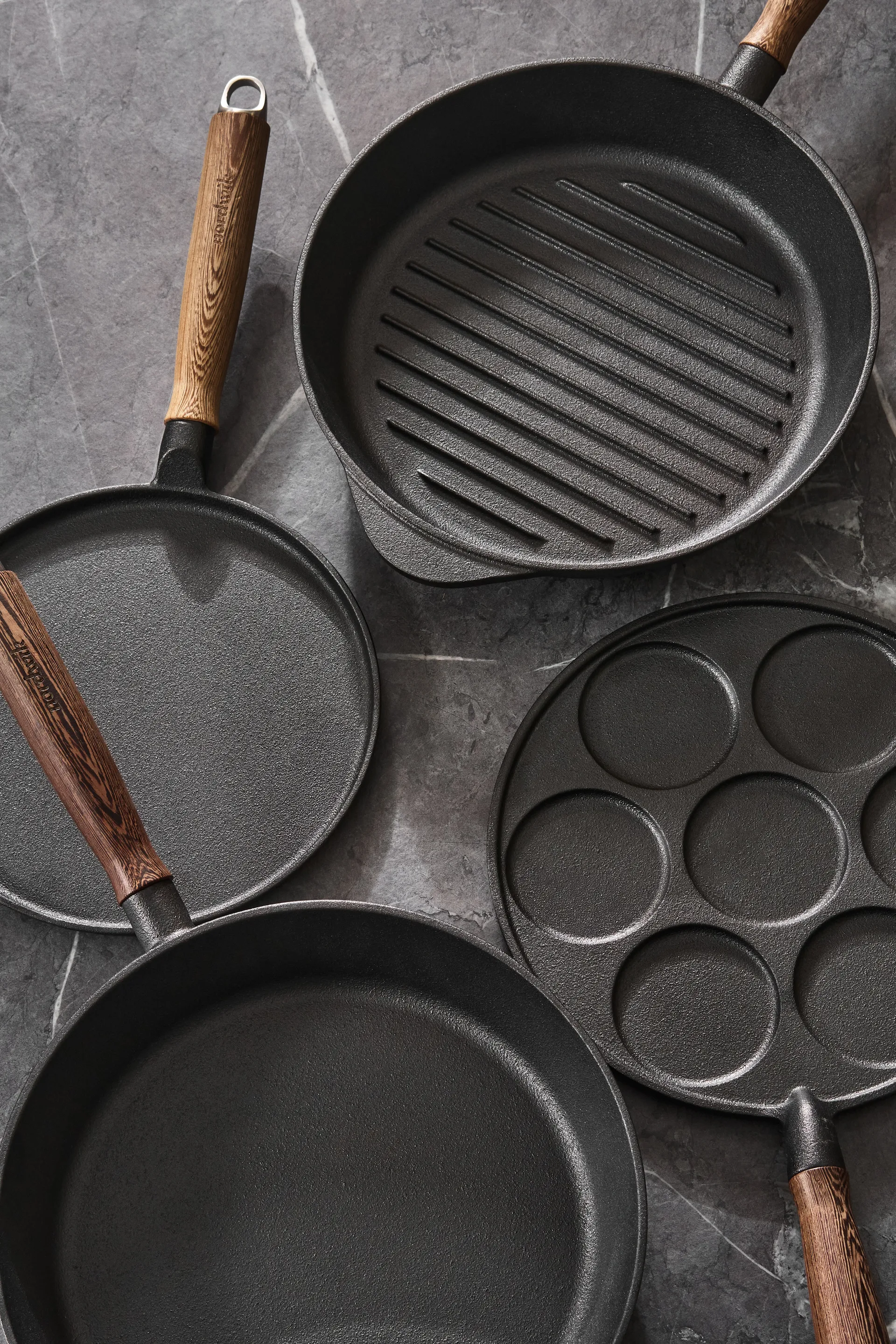 Nordwik valurautainen pannukakkutiski puukahvalla, 23 cm Nordwik