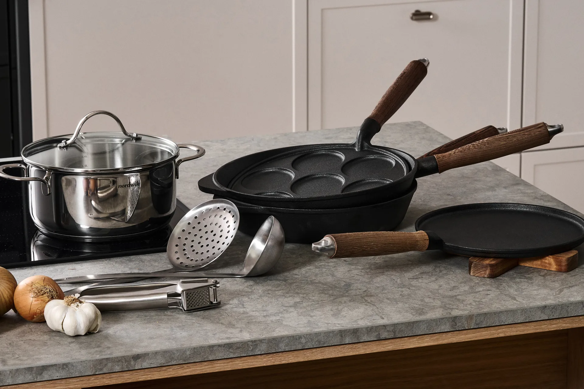 Nordwik valurautainen pannukakkutiski puukahvalla, 23 cm Nordwik