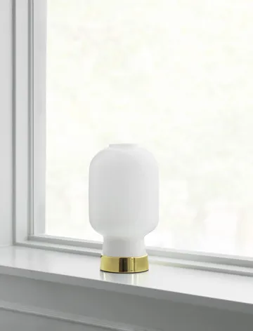 Amp pöytävalaisin - Valkoinen-messinki - Normann Copenhagen