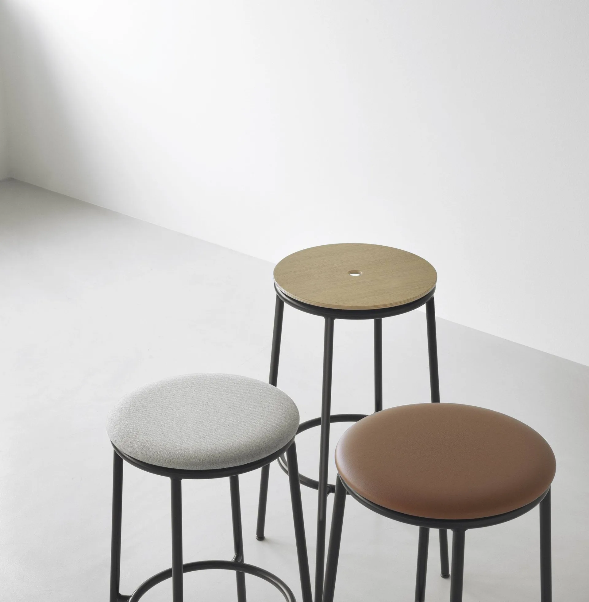 Circa baarijakkara 65 cm, Musta tammi Normann Copenhagen