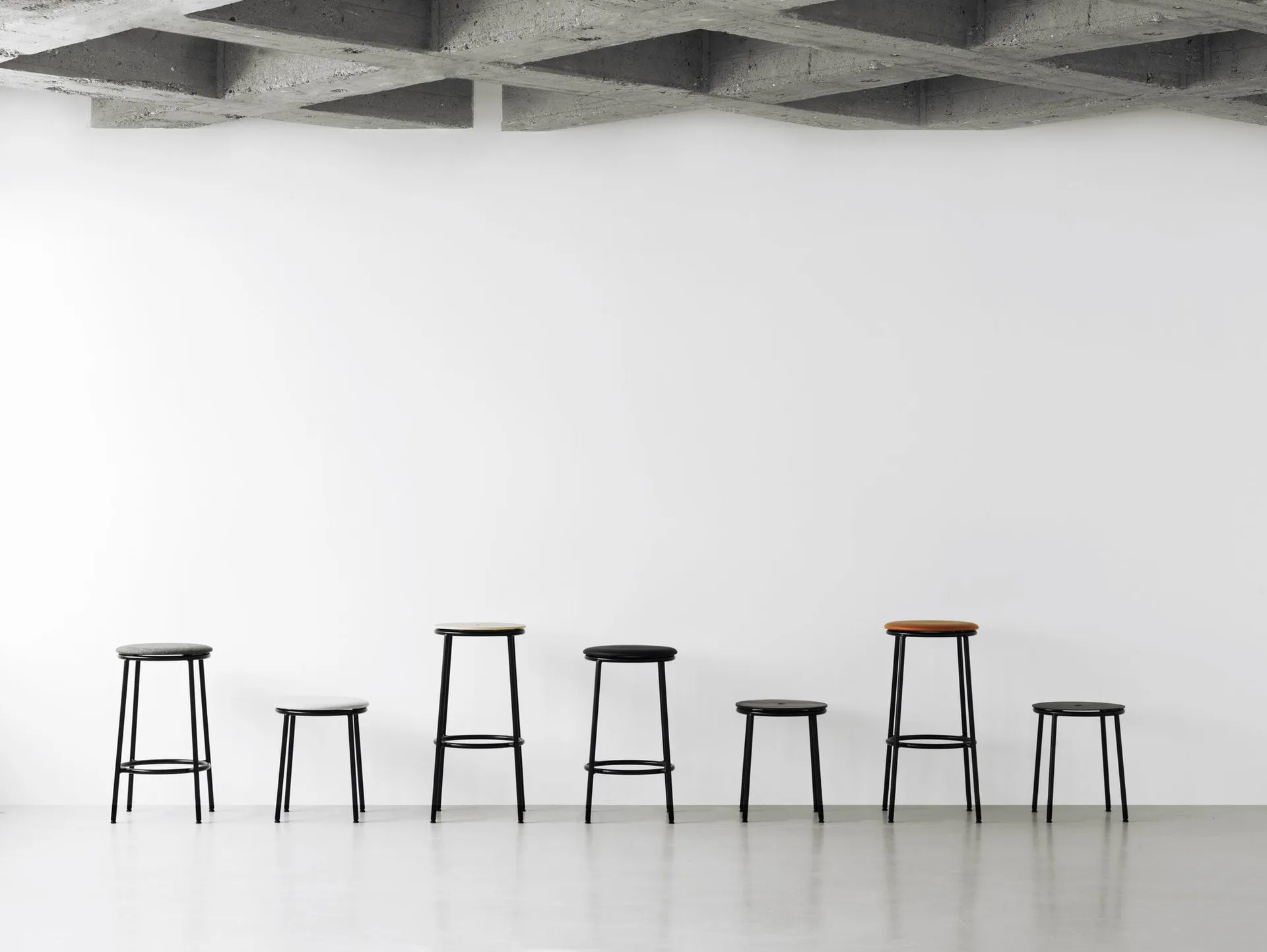 Circa jakkara 45 cm, Musta alumiini Normann Copenhagen