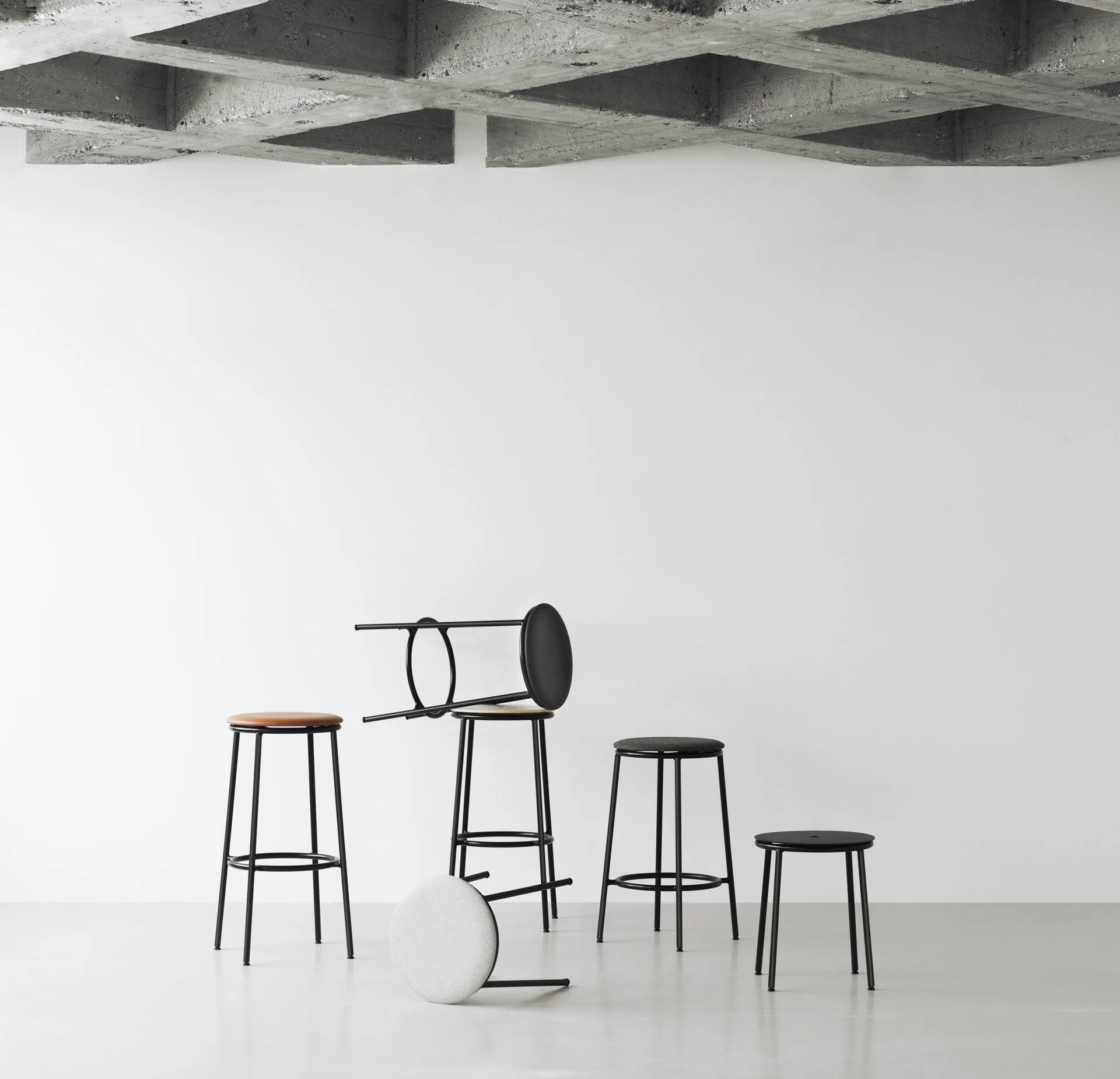 Circa jakkara 45 cm, Musta tammi Normann Copenhagen