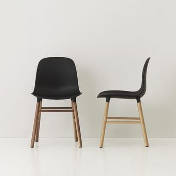 Form Chair tuoli saksanpähkinäjalat 2 pack - musta-saksanpähkinä - Normann Copenhagen