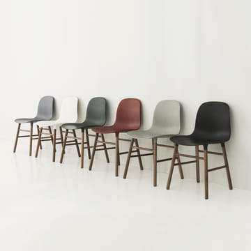 Form Chair tuoli saksanpähkinäjalat 2 pack - sininen-saksanpähkinä - Normann Copenhagen