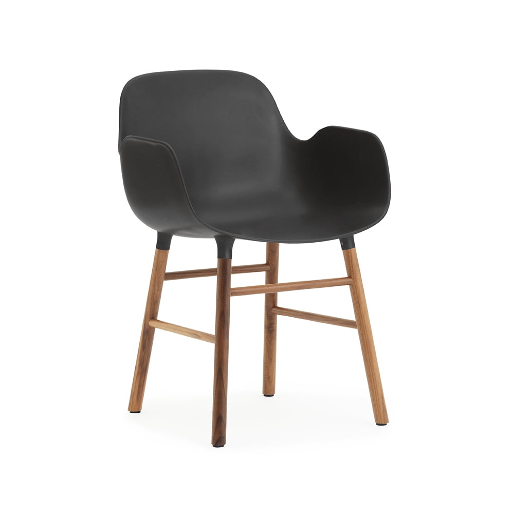 Normann Copenhagen Form käsinojallinen tuoli Black jalat saksanpähkinää